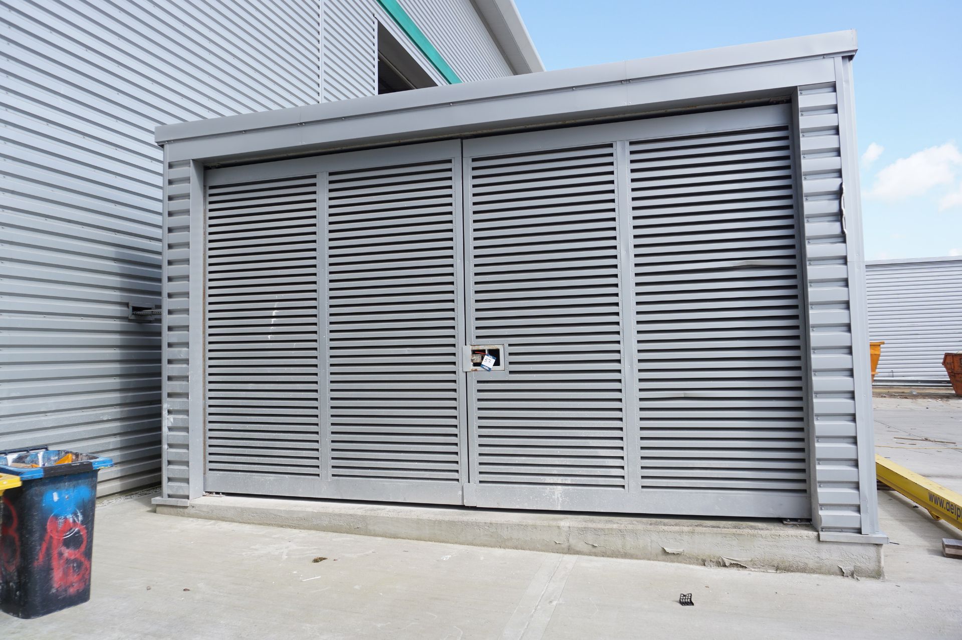 Freestanding modular compressor building with bolted steel frame and steel side panelling and double