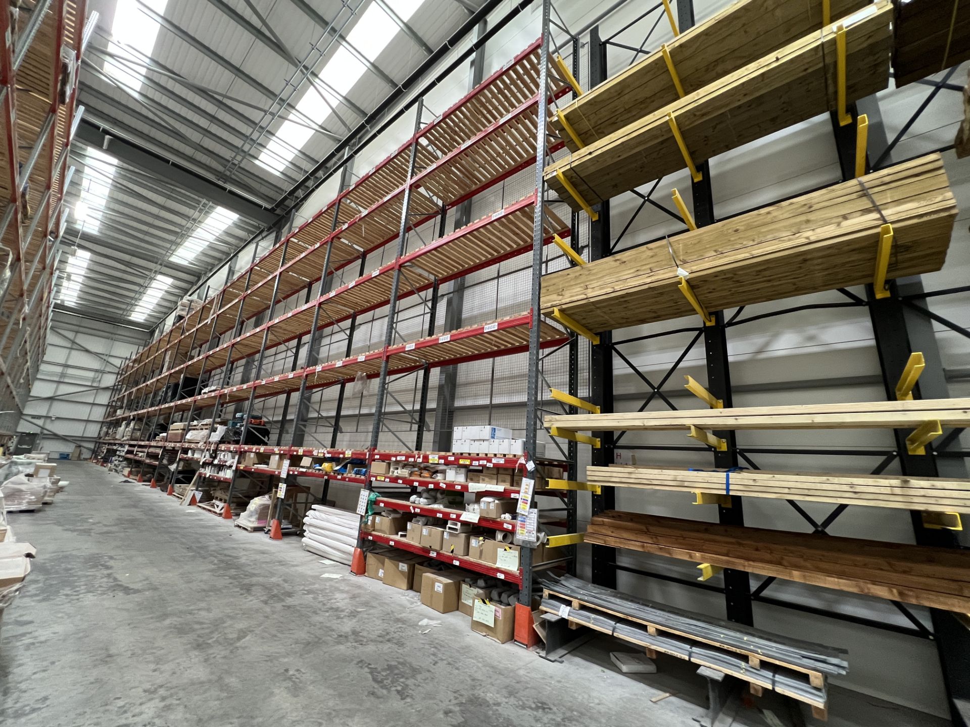 Storax, SP115 high bay pallet racking consisting of 15 bays with 40 x 3.3m x 90mm cross beams, 140 x