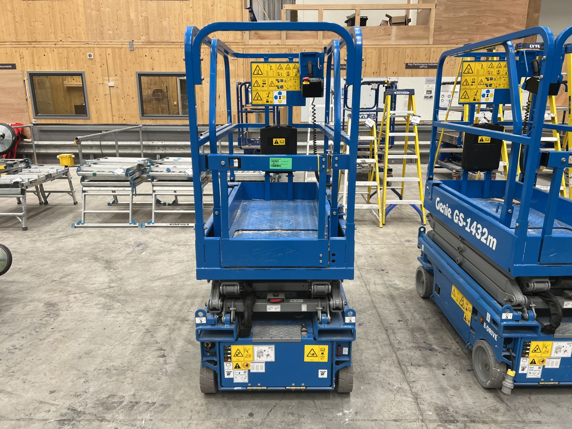 Genie, GS-1432M battery electric scissor lift, Serial No. G532MD-938 (DOM: 2021) - Image 9 of 16