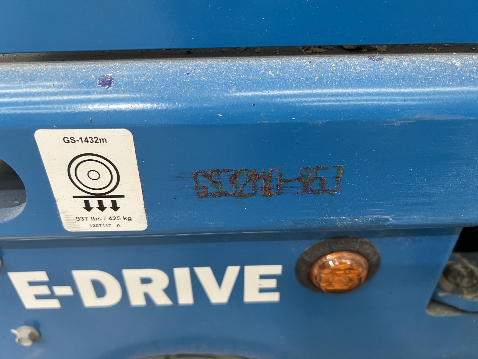 Genie GS -1432M battery electric scissor lift, Serial No. G532MD-953 (DOM: 2021) - Image 14 of 16