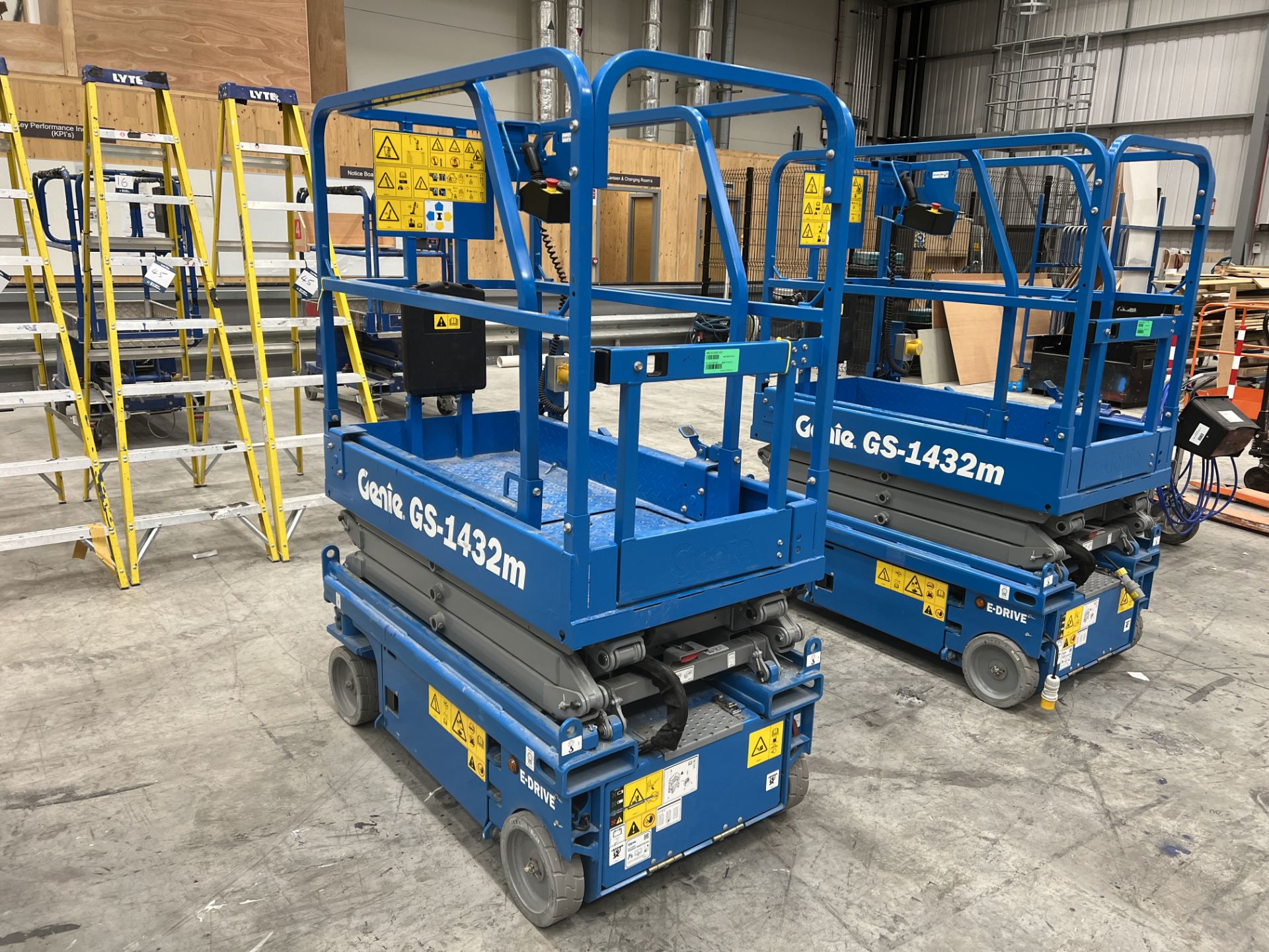 Genie GS -1432M battery electric scissor lift, Serial No. G532MD-953 (DOM: 2021) - Image 3 of 16