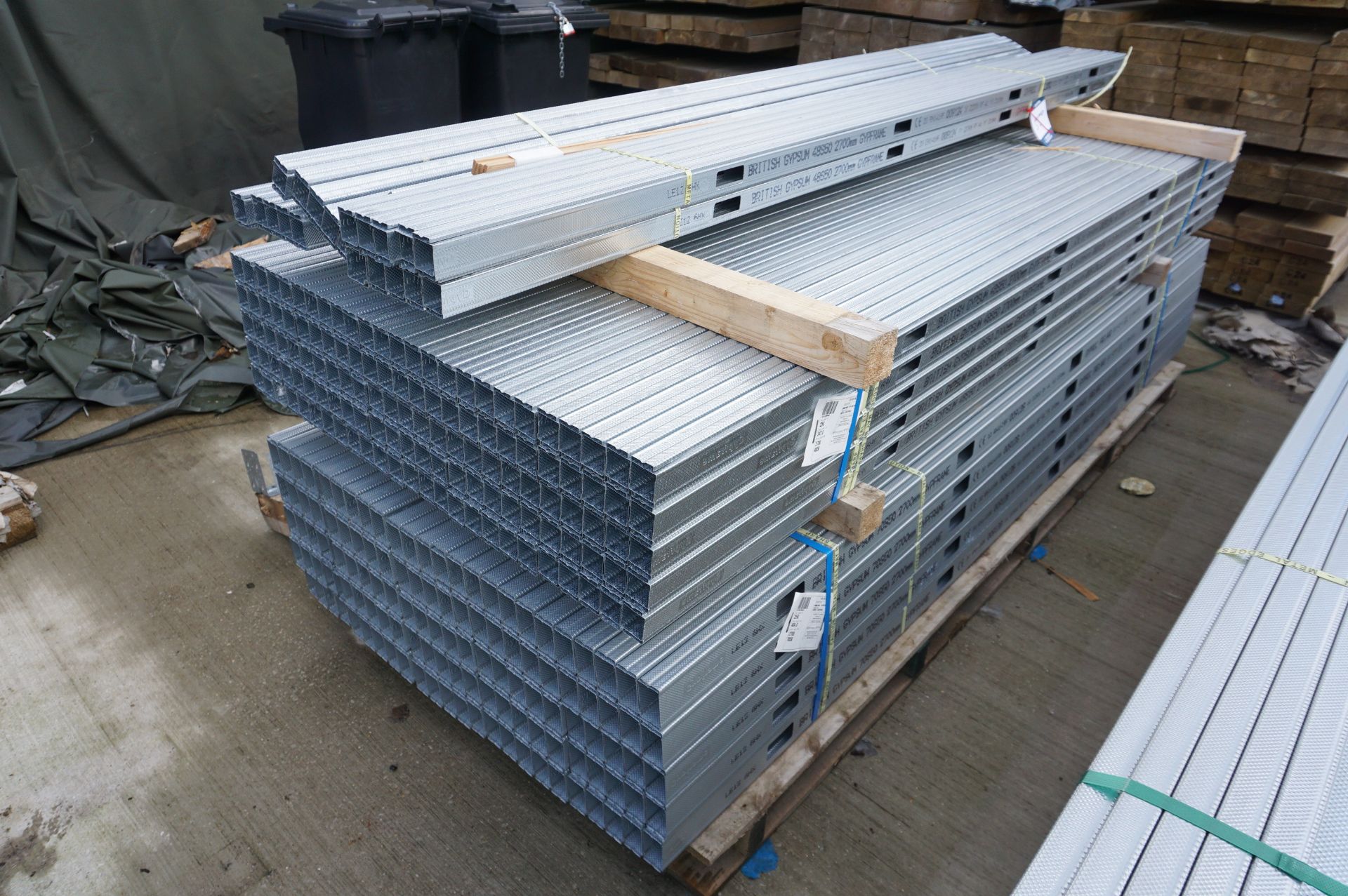 Large quantity of British Gypsum plasterboard components to include: 250x (no.) 48S50 x 2700mm and - Image 5 of 8
