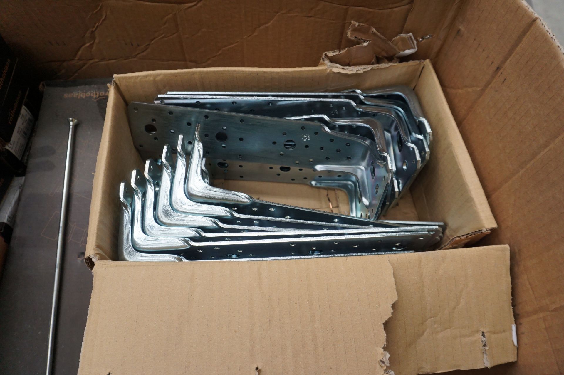 1x (no.) pallet box of Rothoblaas screws and angle brackets to include WLR 285 angle brackets qty - Image 6 of 8