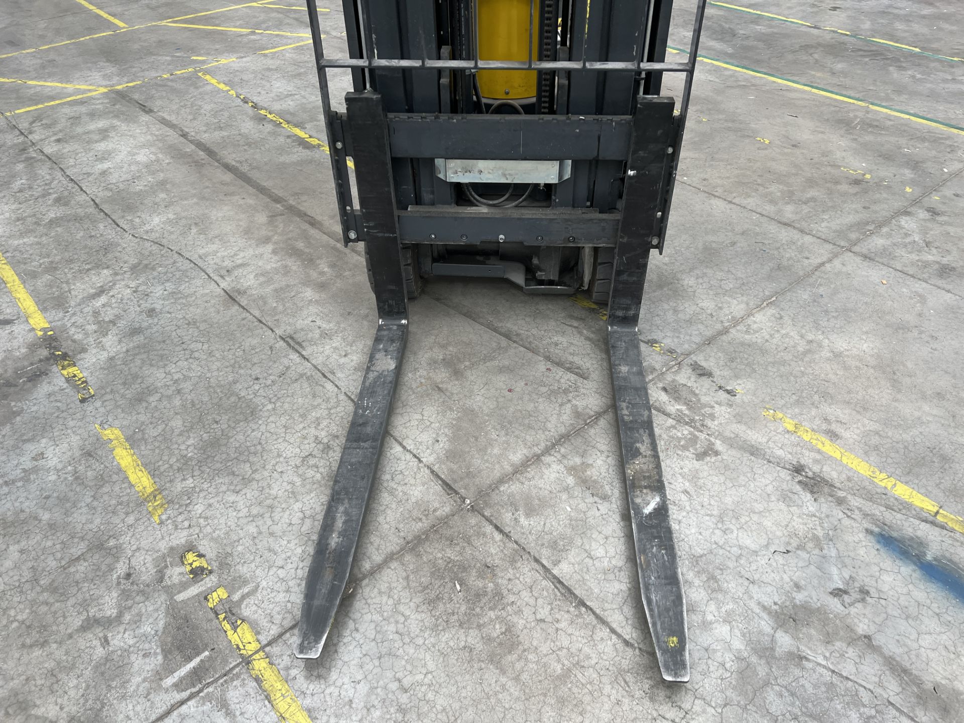 Aislemaster 20SHE narrow aisle articulating forklift truck, S/No. 63506 (2021), hours: 94.6, maximum - Image 6 of 20