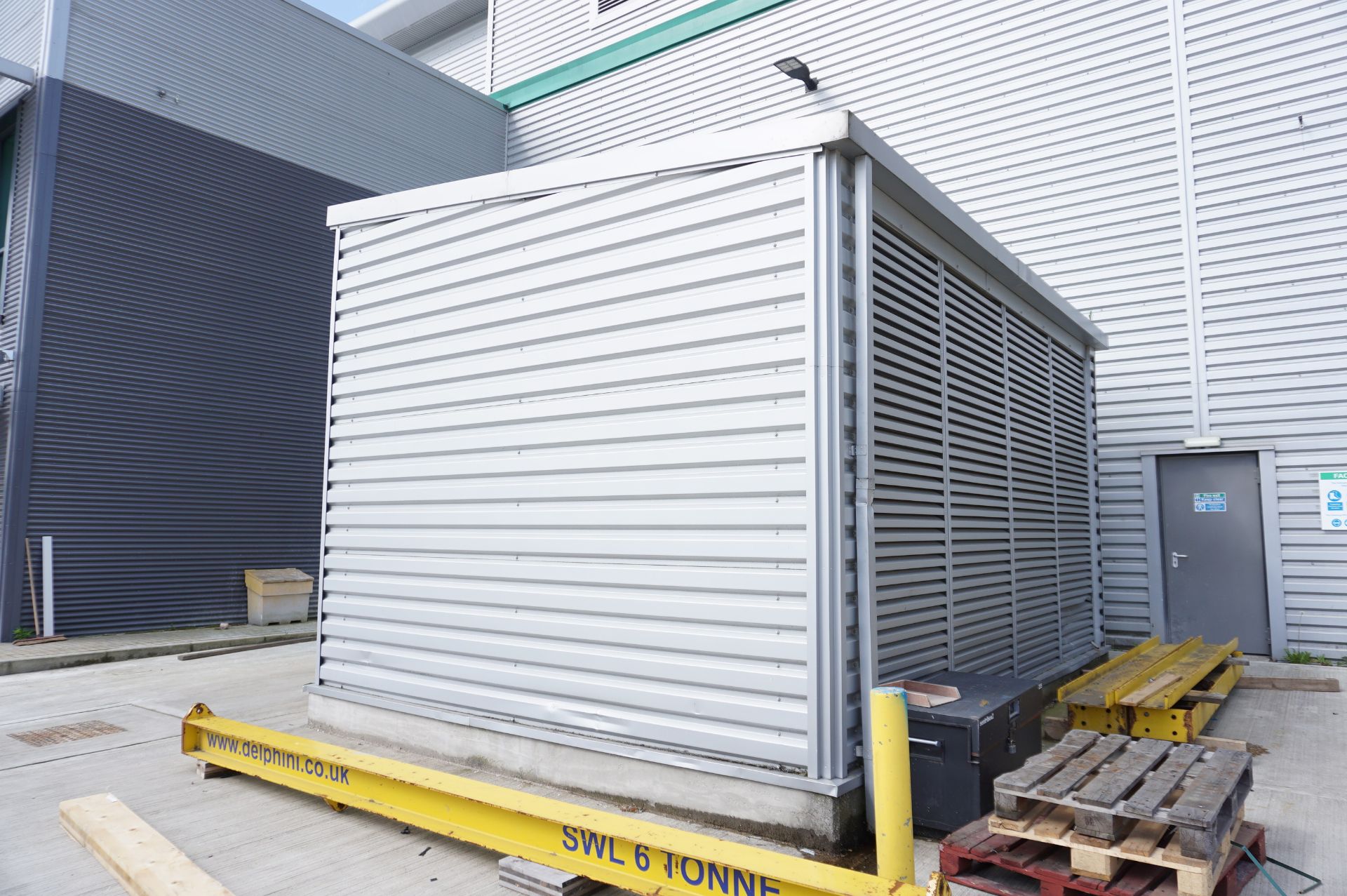 Freestanding modular compressor building with bolted steel frame and steel side panelling and double - Image 3 of 6