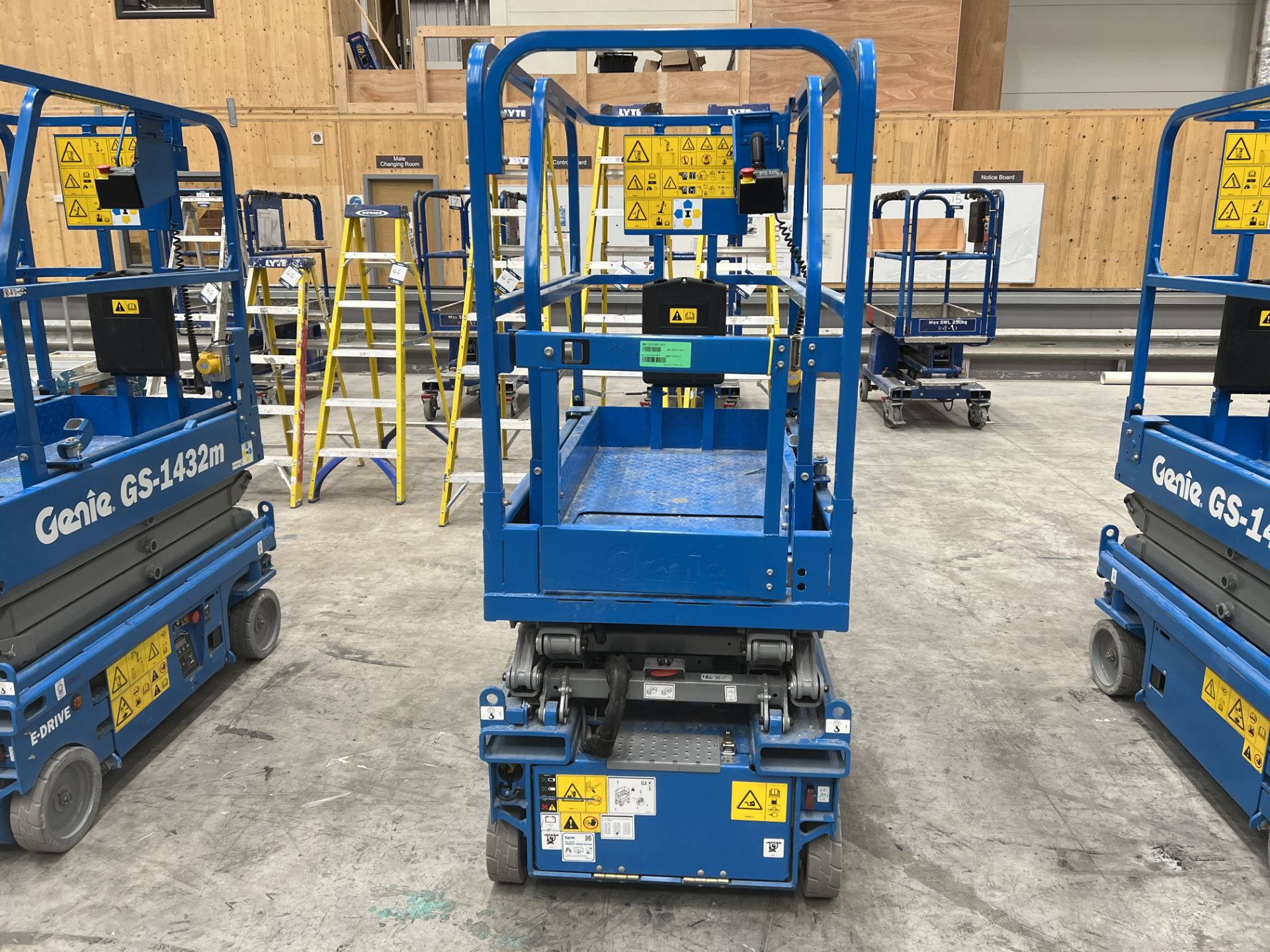 Genie GS -1432M battery electric scissor lift, Serial No. G532MD-953 (DOM: 2021) - Image 10 of 16