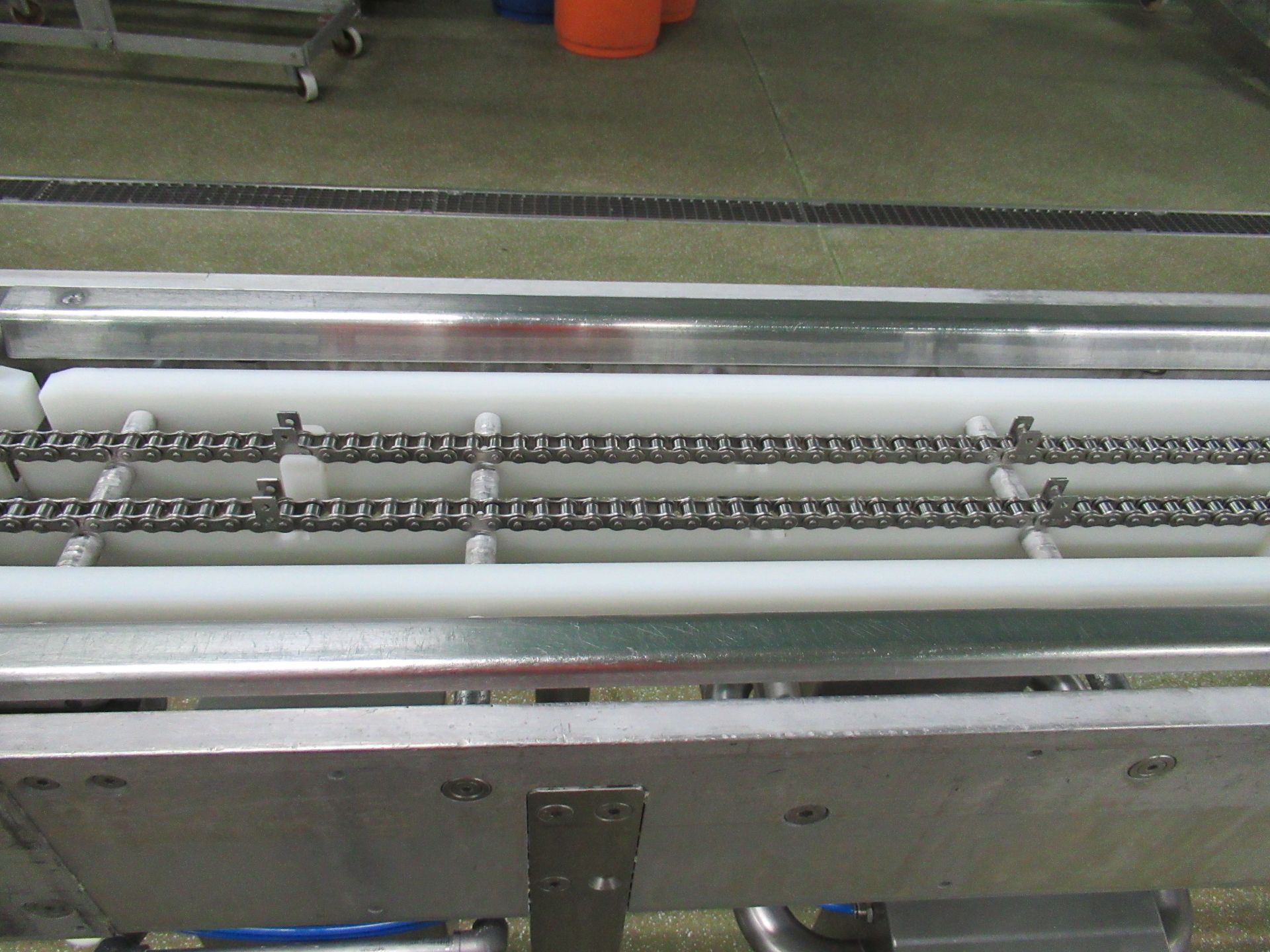 Proseal APC indexing chain conveyor Serial no: 1303, approximately 8m long, with adjustable tray - Image 8 of 11