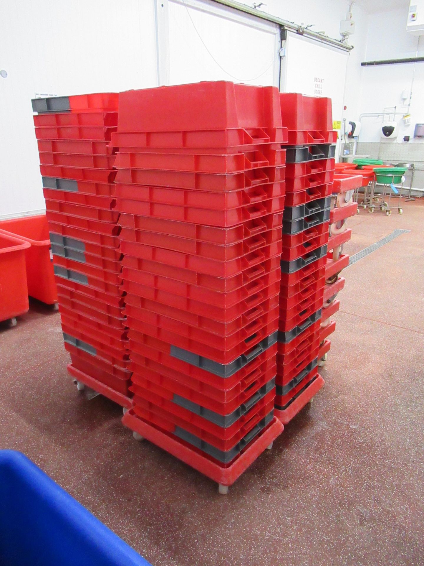 100 Red plastic stacking boxes 600 x 400 x 200mm deep with 20 dollies - Image 2 of 4