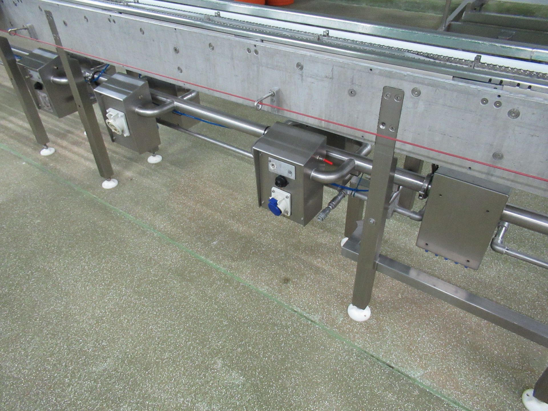 Proseal APC indexing chain conveyor Serial no: 1303, approximately 8m long, with adjustable tray - Image 6 of 11