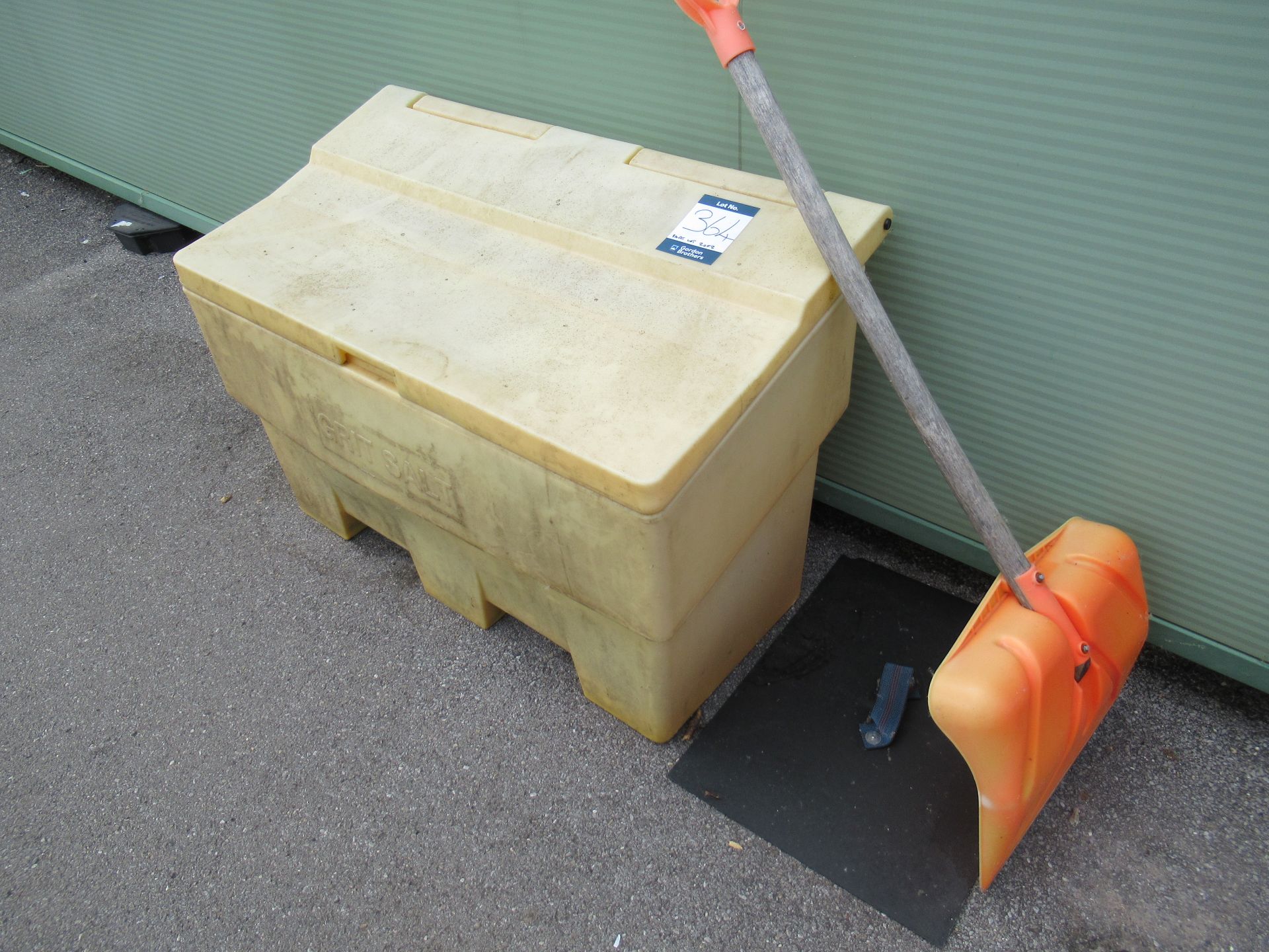 Pedestrian salt spreader with rock salt bin and shovel - Image 3 of 4