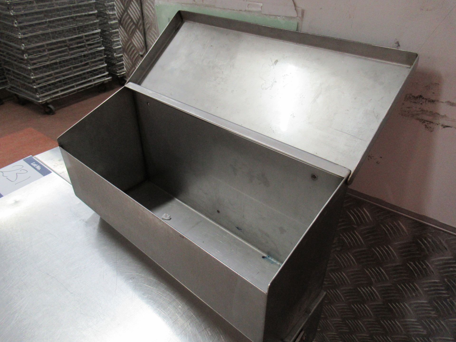 Stainless steel desk with lift up 700 x 640mm top and 1000mm height to top - Image 3 of 6