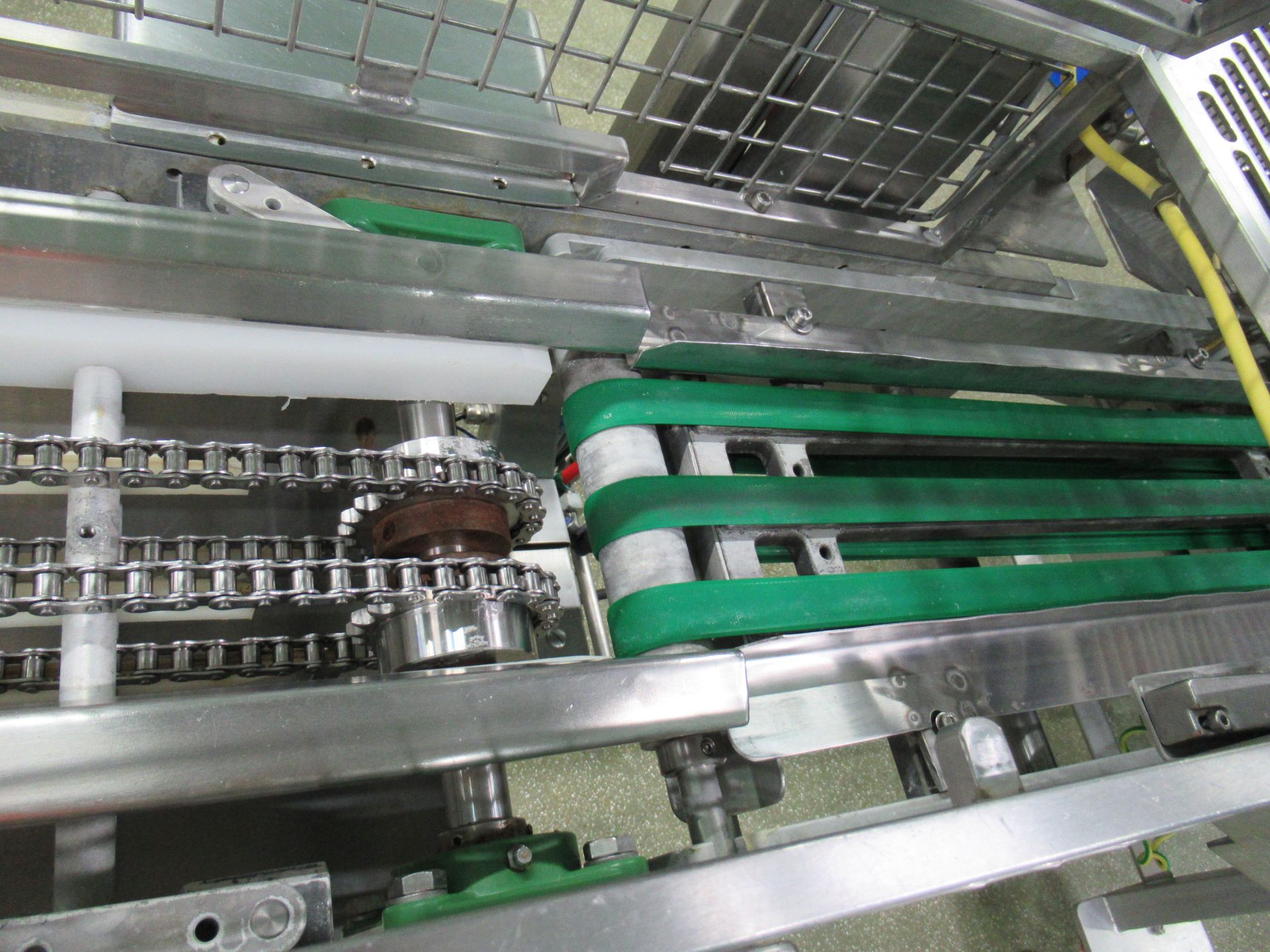 Proseal APC chain conveyor, Serial no: 1200, approximately 8m long, with adjustable tray width fence - Image 3 of 10