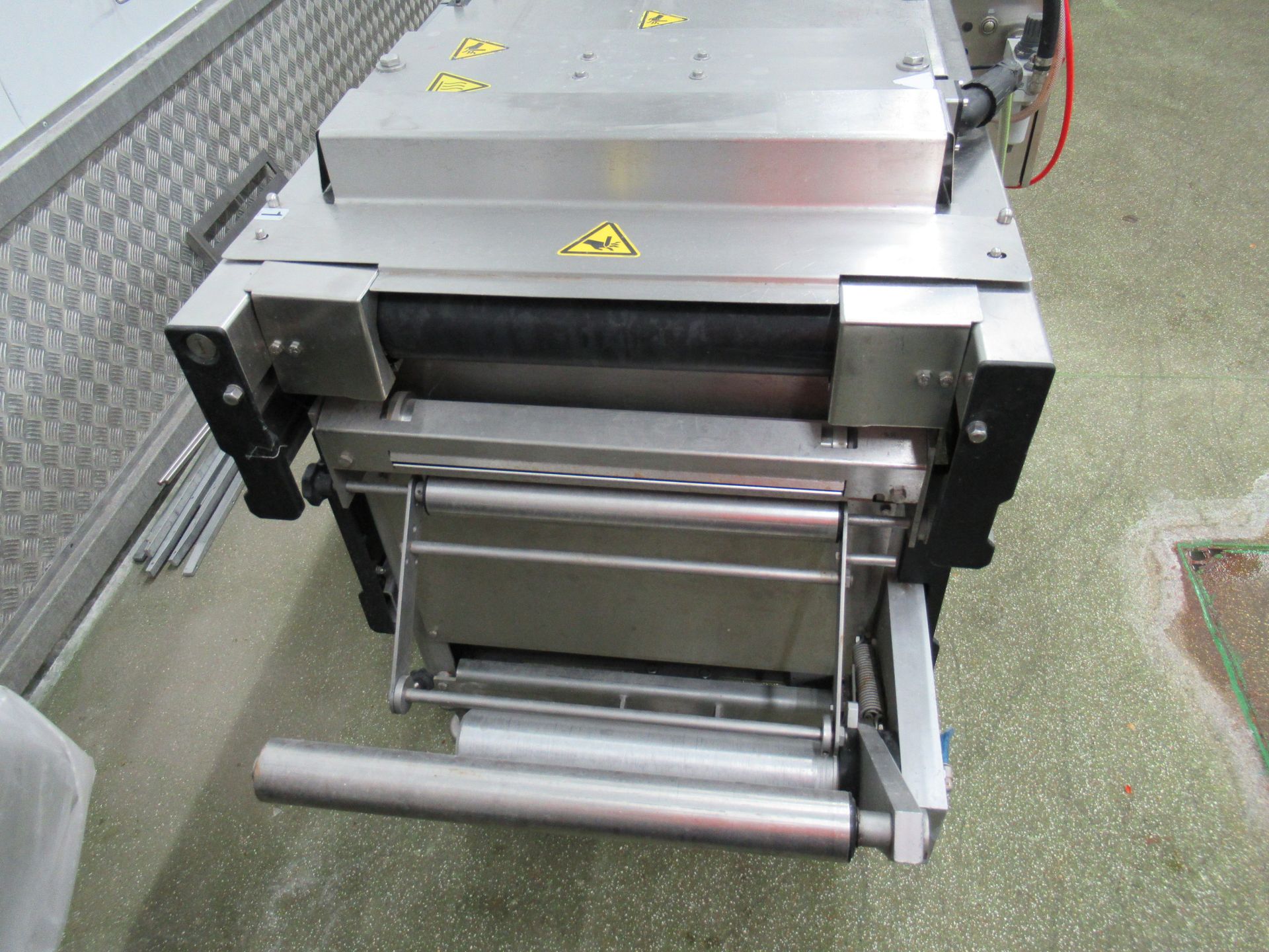 Multivac R140 thermoformer. Serial no: 110403 (2006) with outfeed conveyor - Image 3 of 14