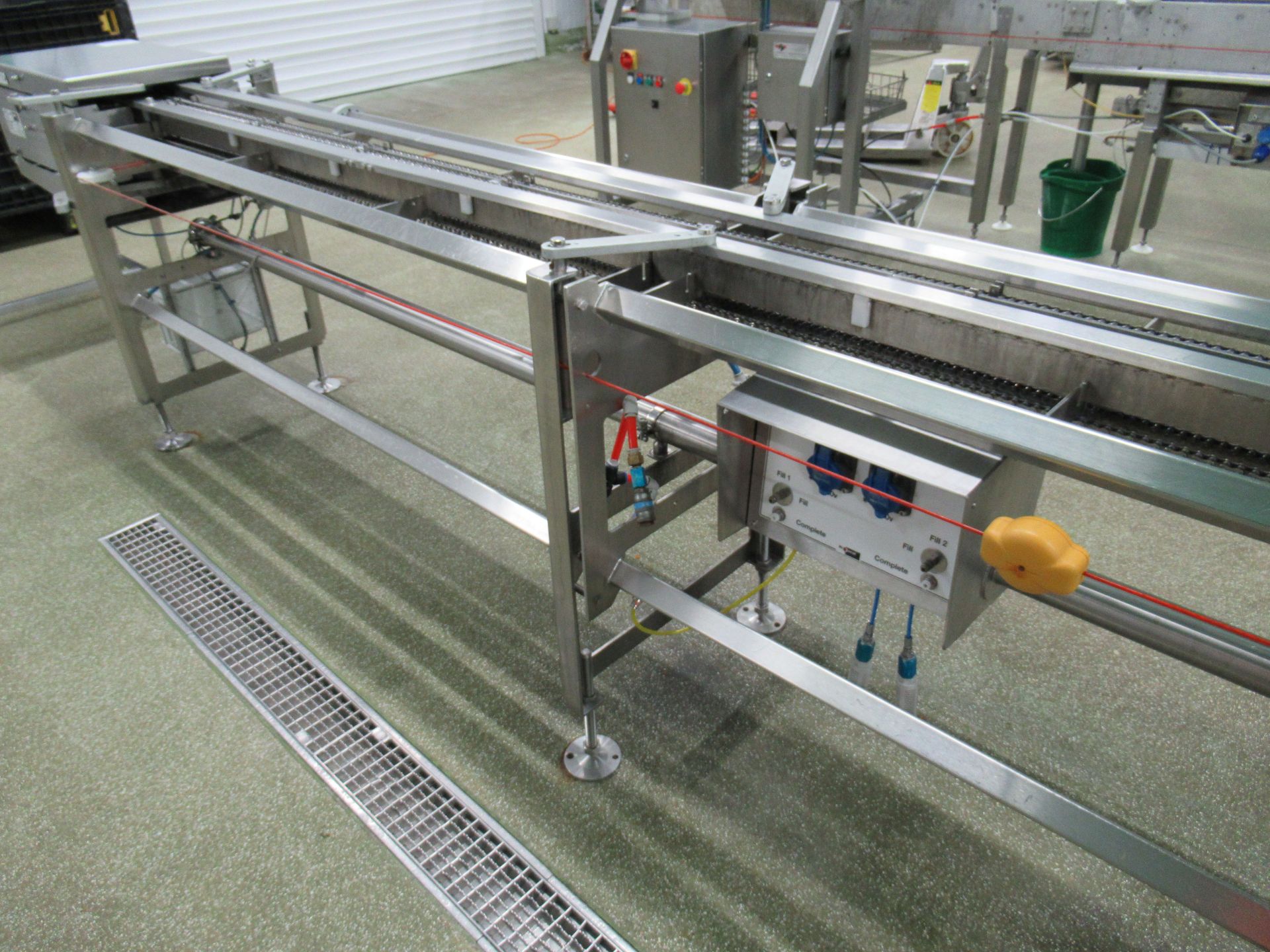 Proseal APC chain conveyor. Serial no: 2869 (2014) 4.4m long x adjustable width tray fence 100mm - Image 5 of 11