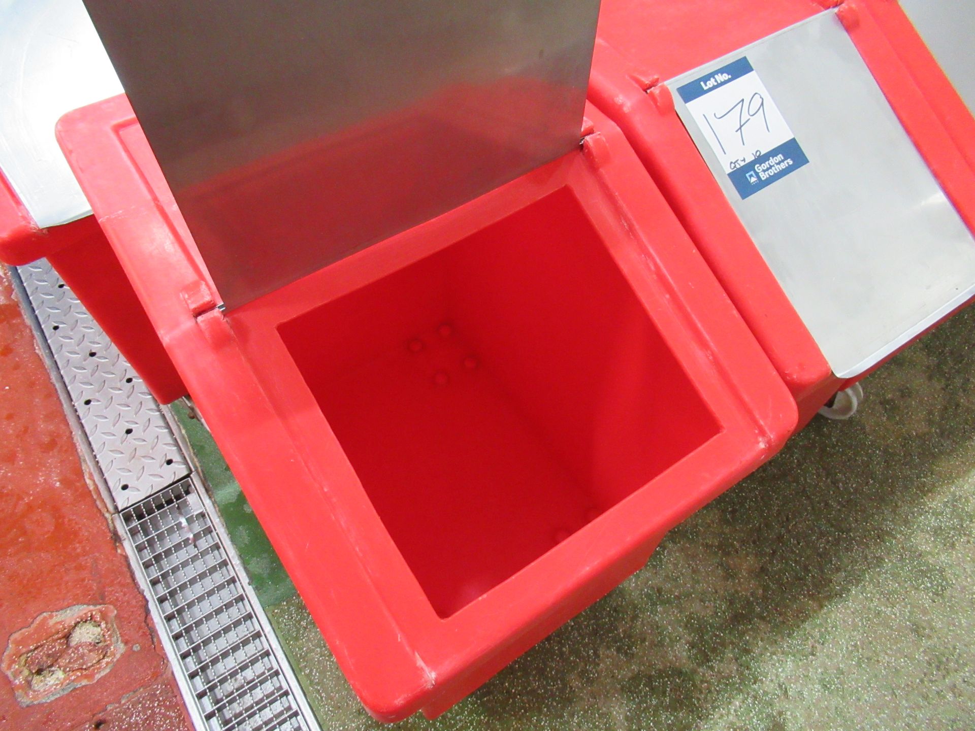 10 Fletcher plastic mobile ingredient bins, red with lids, 6 RM20TR and 4 RM15TR - Image 2 of 6