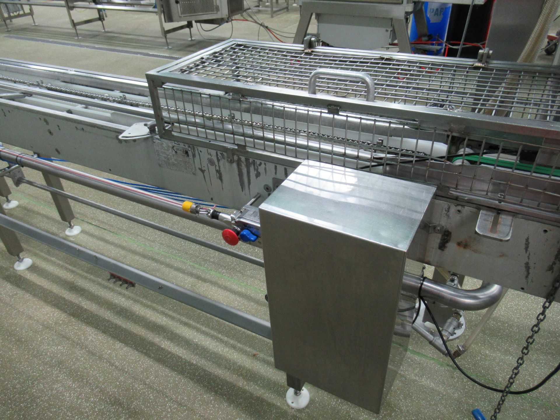 Proseal APC indexing chain conveyor Serial no: 1303, approximately 8m long, with adjustable tray - Image 4 of 11