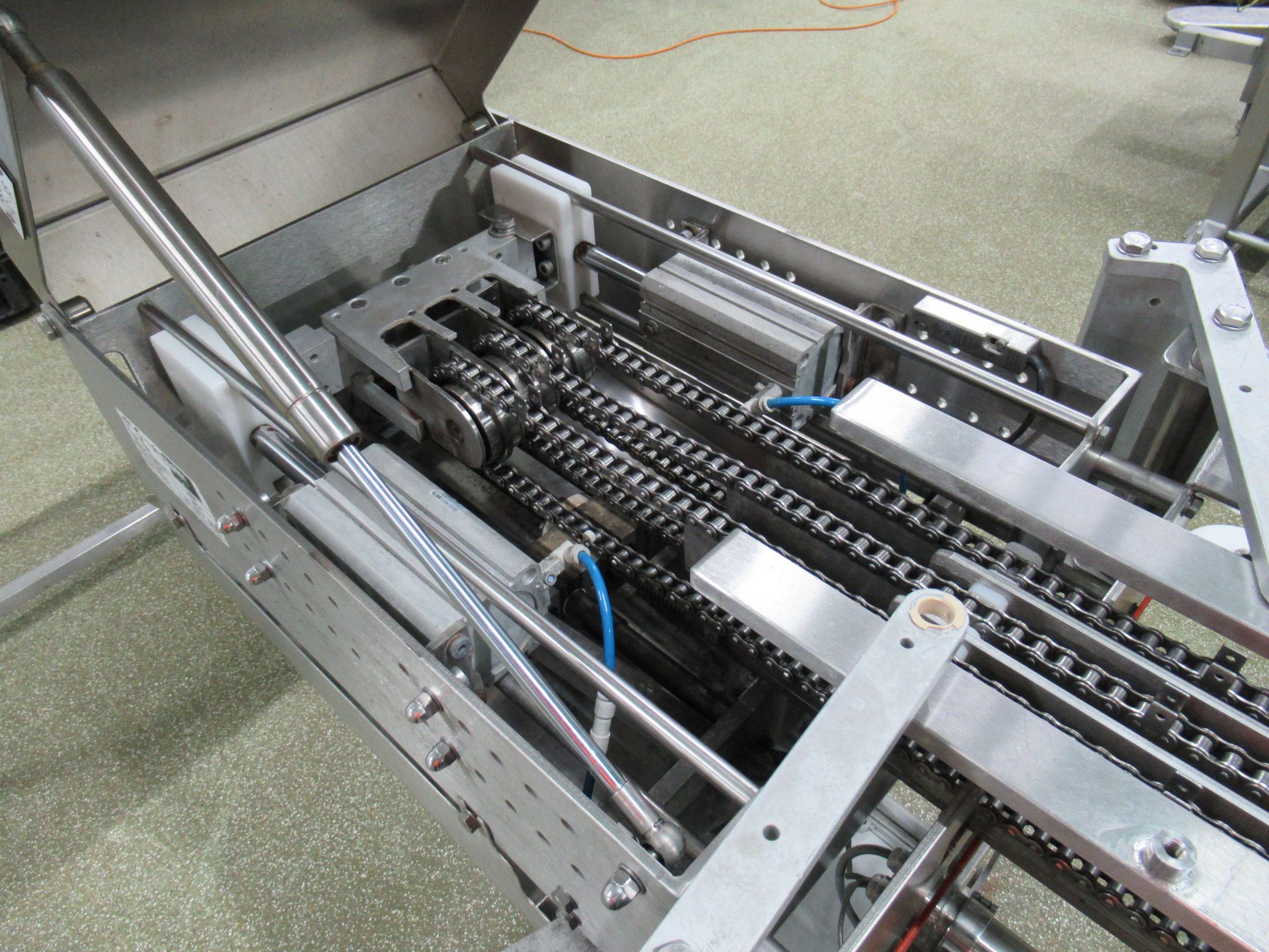 Proseal APC chain conveyor. Serial no: 2869 (2014) 4.4m long x adjustable width tray fence 100mm - Image 7 of 11