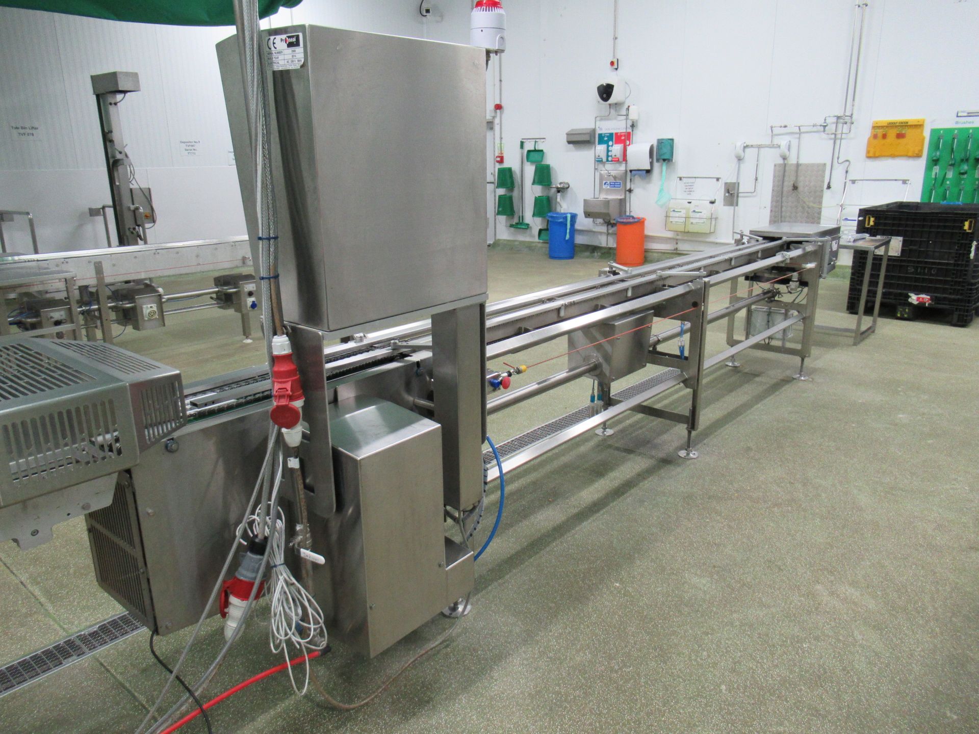 Proseal APC chain conveyor. Serial no: 2869 (2014) 4.4m long x adjustable width tray fence 100mm - Image 9 of 11