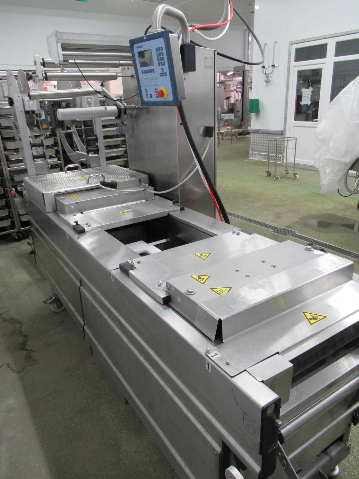 Multivac R140 thermoformer. Serial no: 110403 (2006) with outfeed conveyor