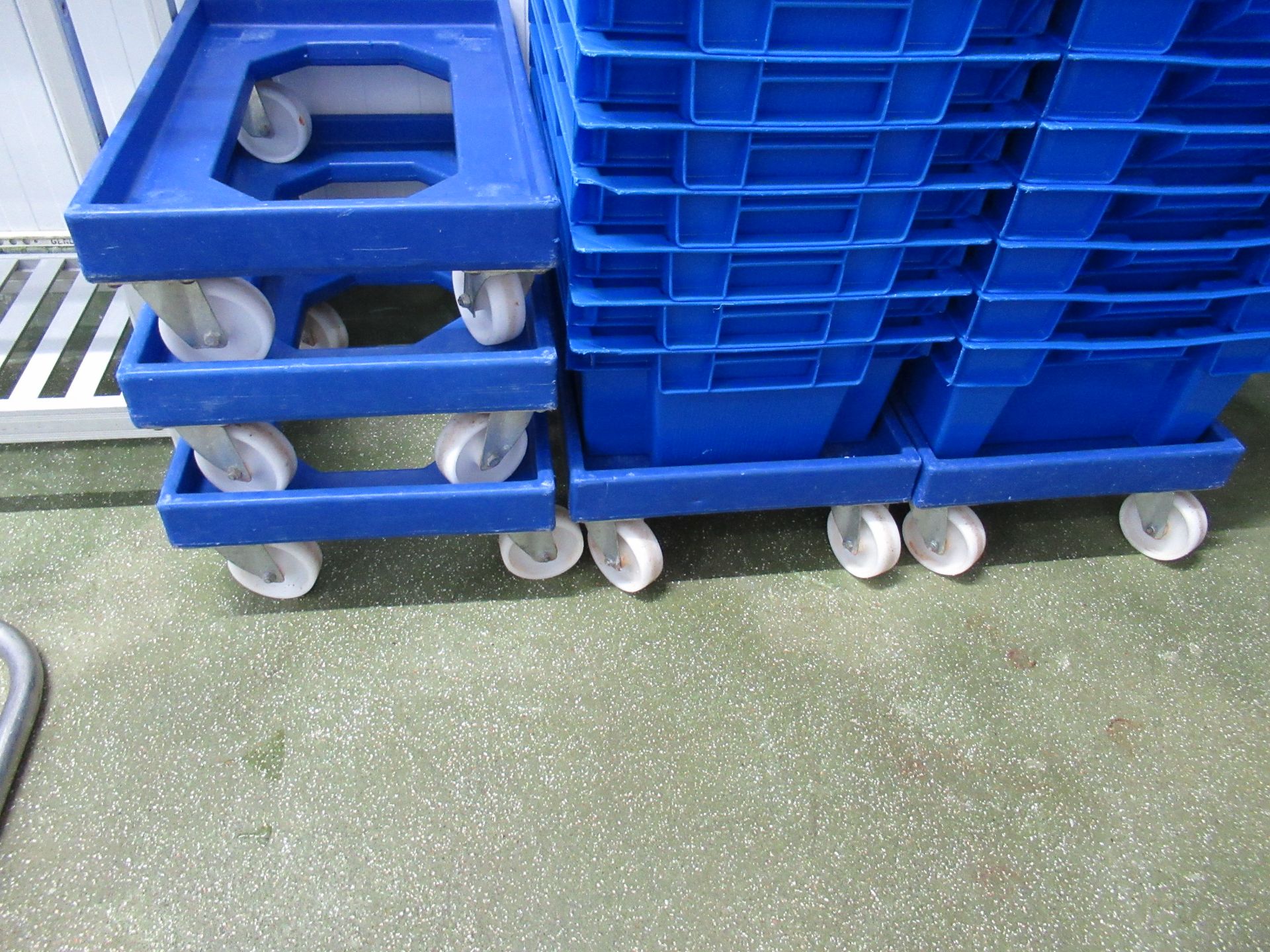 20 Blue plastic stacking boxes 600 x 400 x 200mm deep with 5 dollies - Image 3 of 4