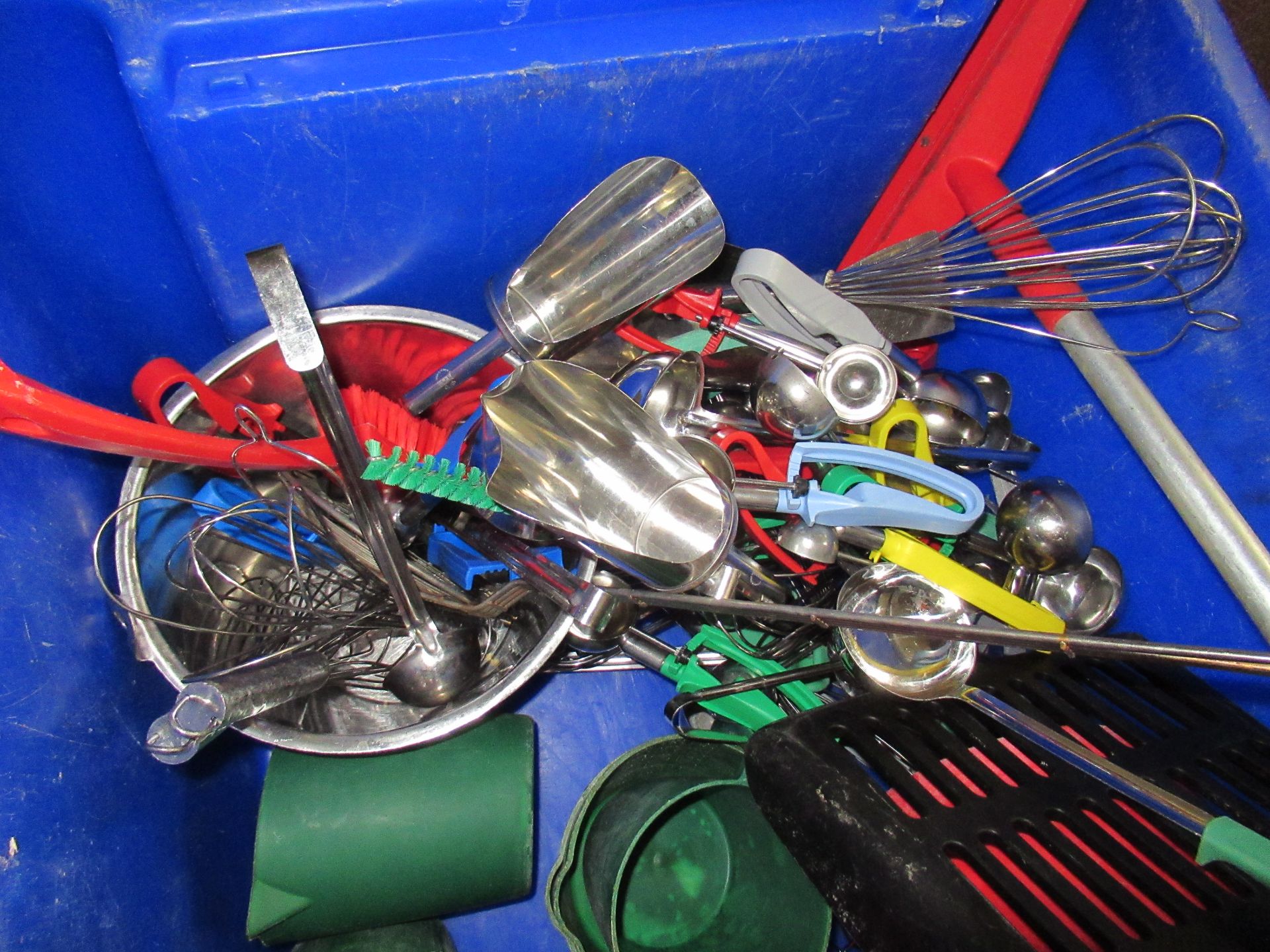 Assorted plastic scoops, jugs, shovels and stainless steel utensils including scoops, whisks and - Image 2 of 5