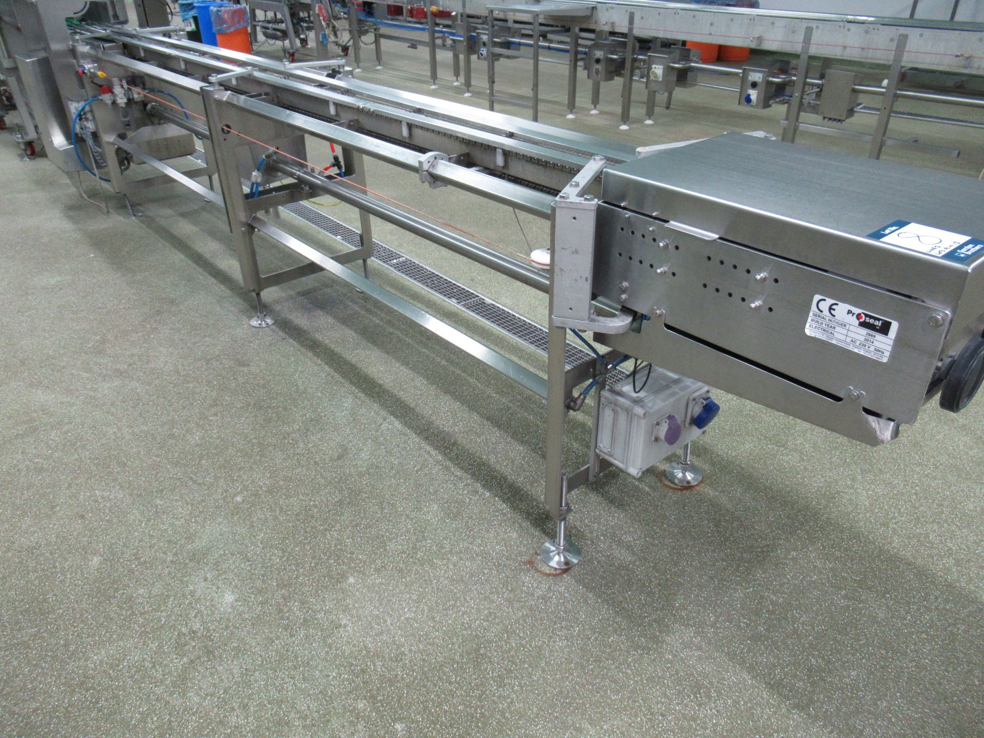 Proseal APC chain conveyor. Serial no: 2869 (2014) 4.4m long x adjustable width tray fence 100mm - Image 8 of 11