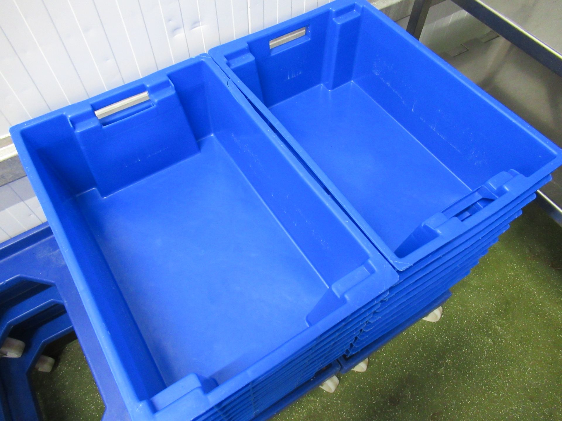 20 Blue plastic stacking boxes 600 x 400 x 200mm deep with 5 dollies - Image 2 of 4