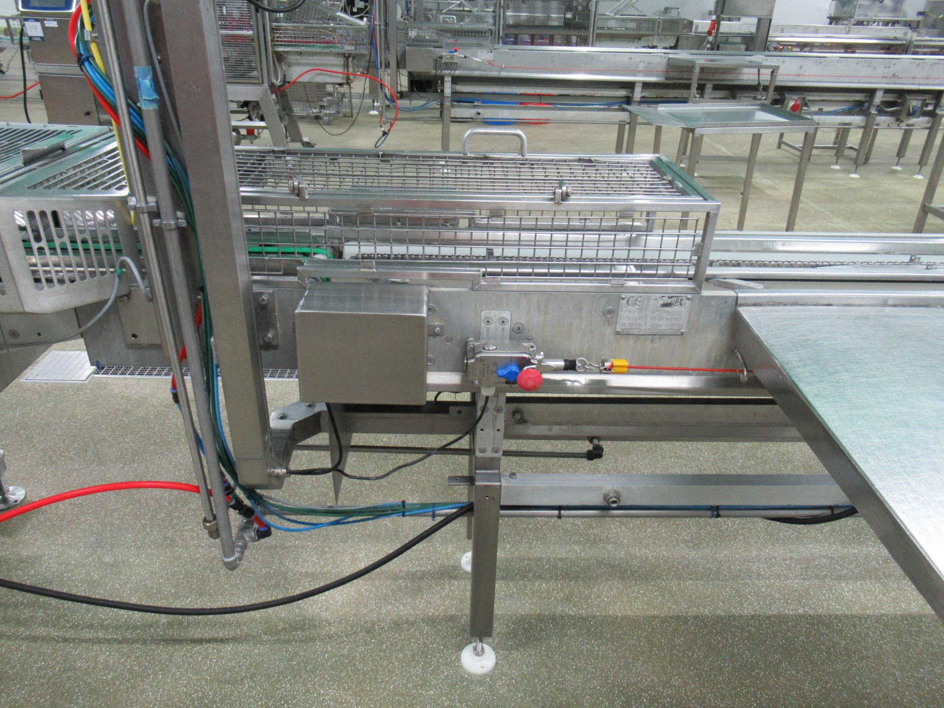 Proseal APC chain conveyor, Serial no: 1200, approximately 8m long, with adjustable tray width fence - Image 7 of 10