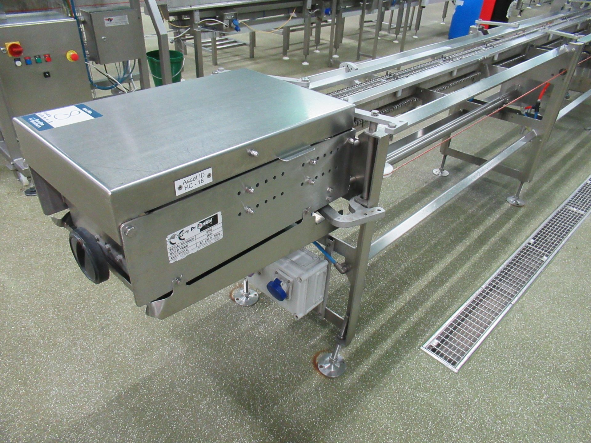 Proseal APC chain conveyor. Serial no: 2869 (2014) 4.4m long x adjustable width tray fence 100mm - Image 6 of 11