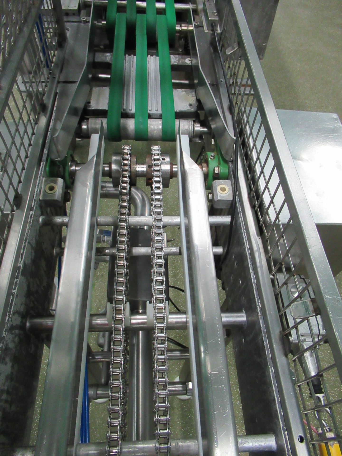 Proseal APC indexing chain conveyor Serial no: 1303, approximately 8m long, with adjustable tray - Image 7 of 11