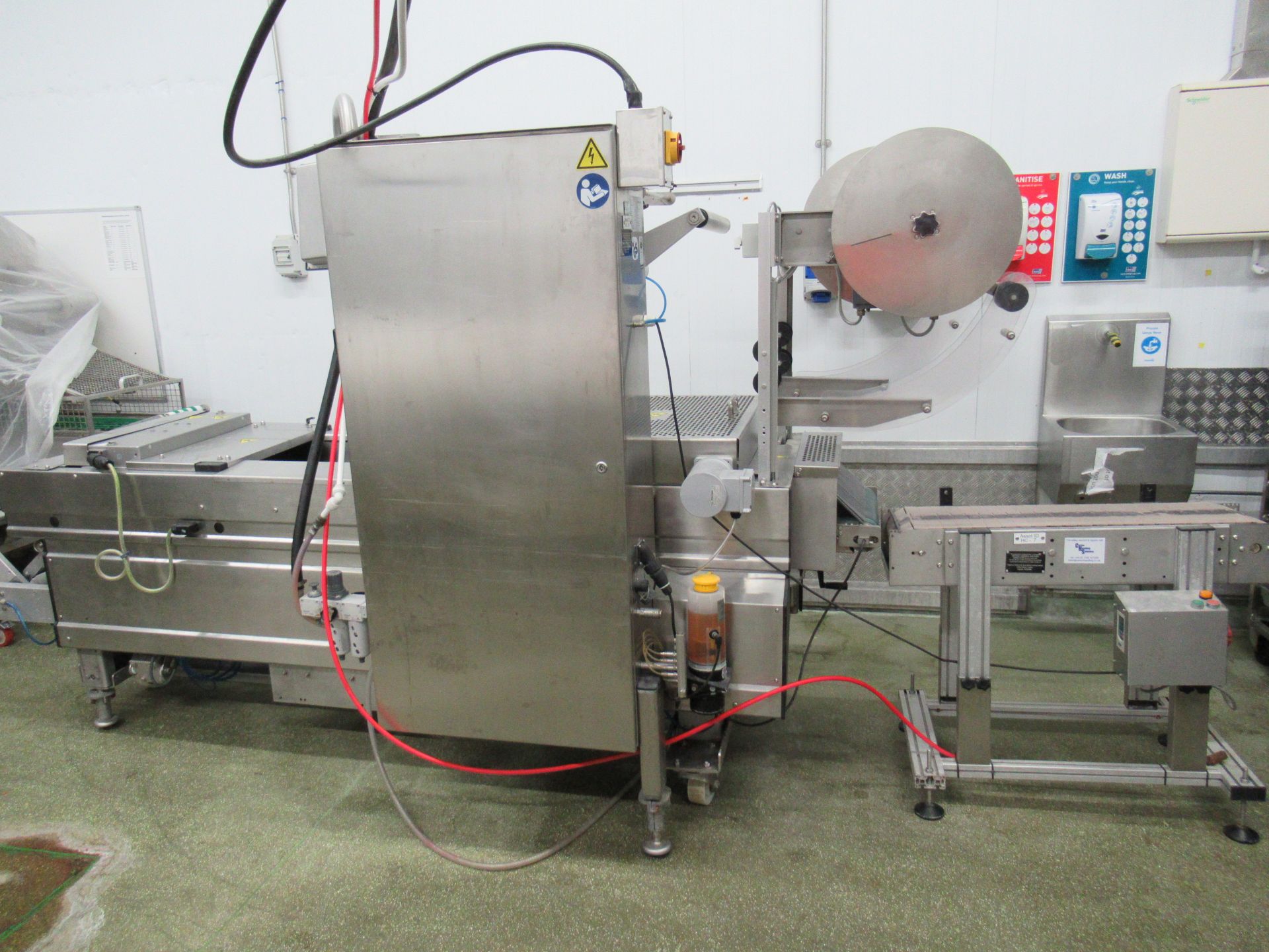 Multivac R140 thermoformer. Serial no: 110403 (2006) with outfeed conveyor - Image 8 of 14