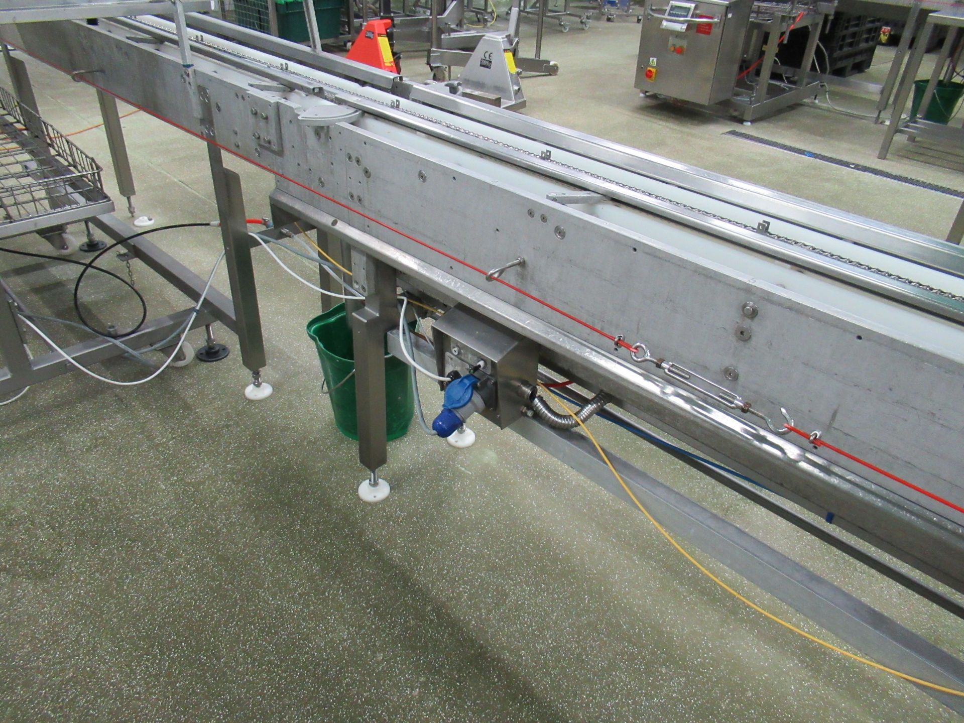 Proseal APC chain conveyor. Serial no: 1199, approximately 8m long, with adjustable tray width fence - Bild 5 aus 10