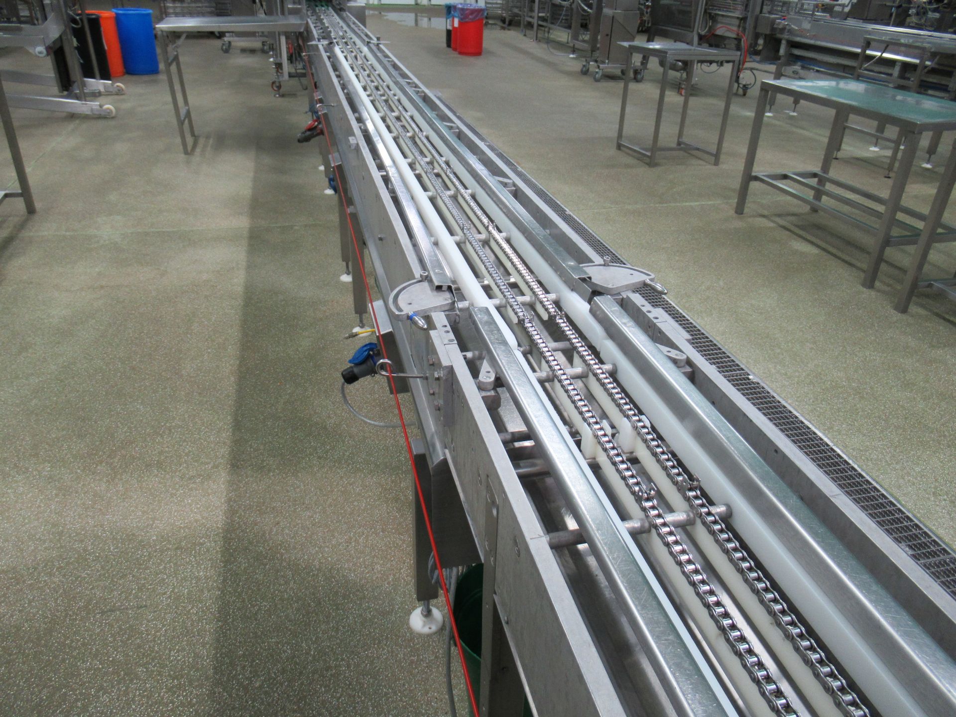 Proseal APC chain conveyor, Serial no: 1200, approximately 8m long, with adjustable tray width fence - Image 6 of 10