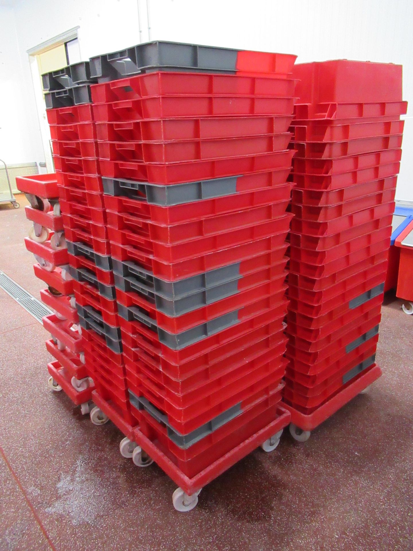 100 Red plastic stacking boxes 600 x 400 x 200mm deep with 20 dollies - Image 3 of 4