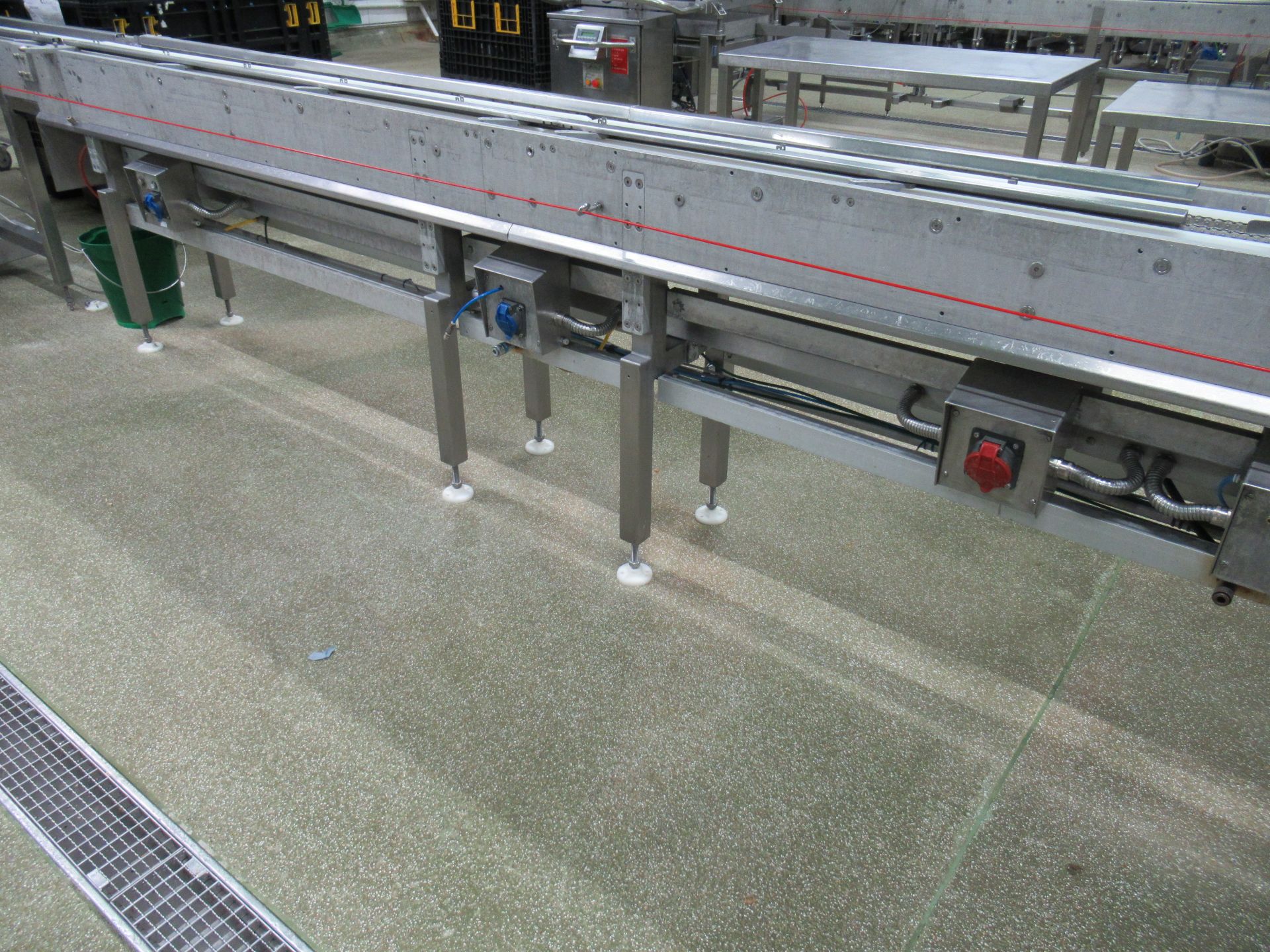 Proseal APC chain conveyor, Serial no: 1200, approximately 8m long, with adjustable tray width fence - Image 4 of 10