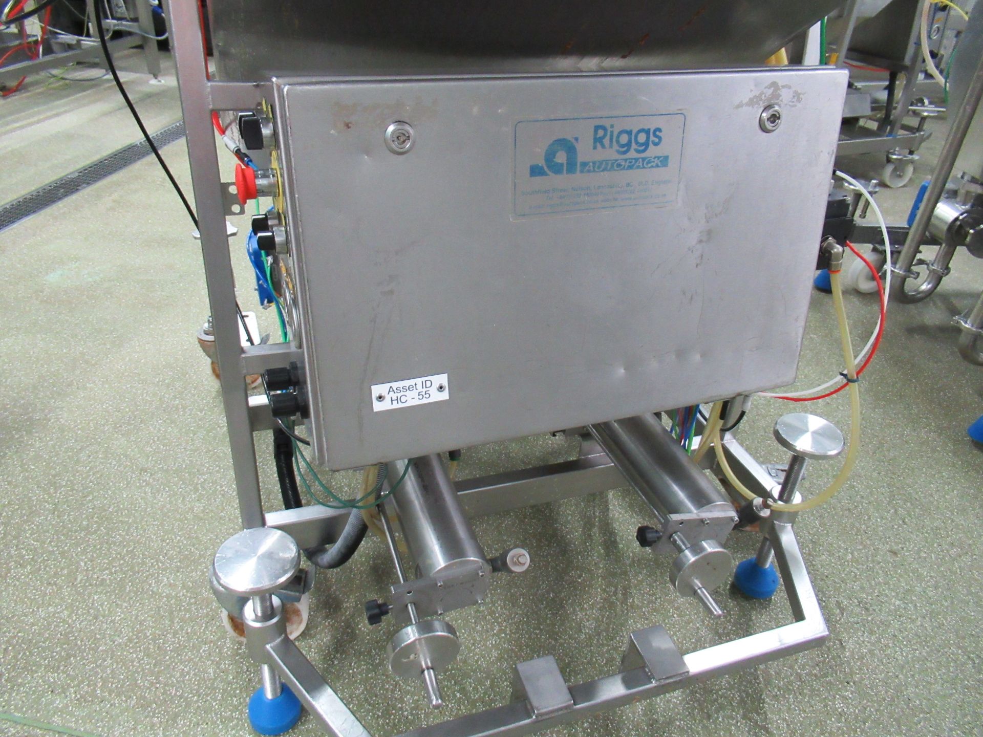 Riggs Autopack 1000 twin head depositor mounted on mobile frame with hopper - Image 5 of 8