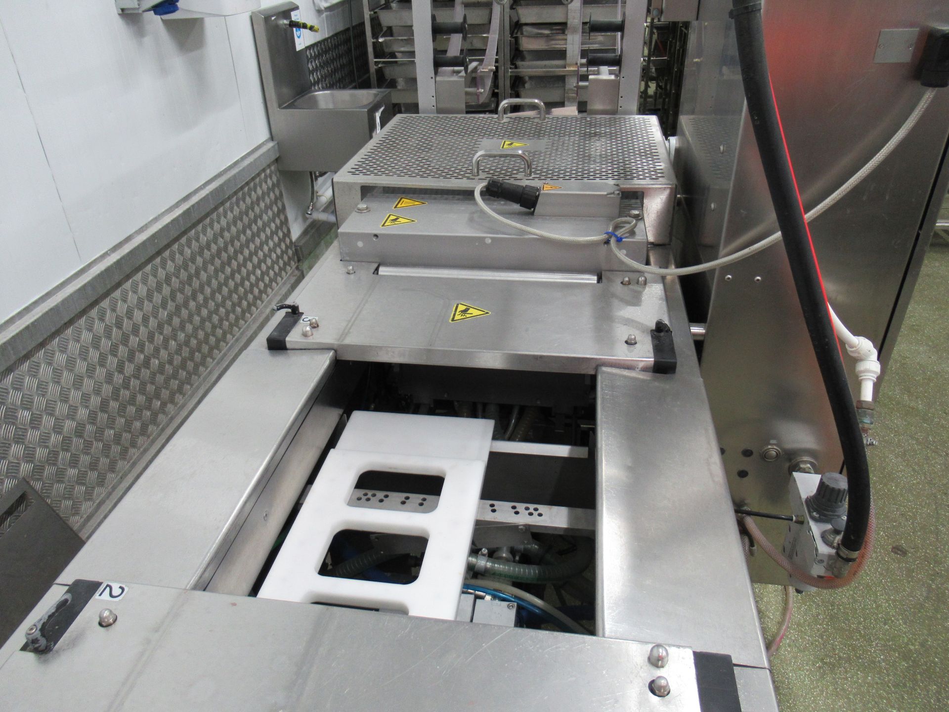 Multivac R140 thermoformer. Serial no: 110403 (2006) with outfeed conveyor - Image 4 of 14