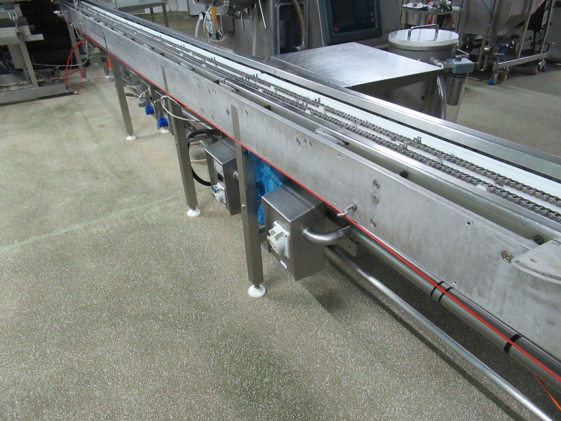 Proseal APC chain conveyor. Serial no: 1342, approximately 6.4m long, with adjustable tray width