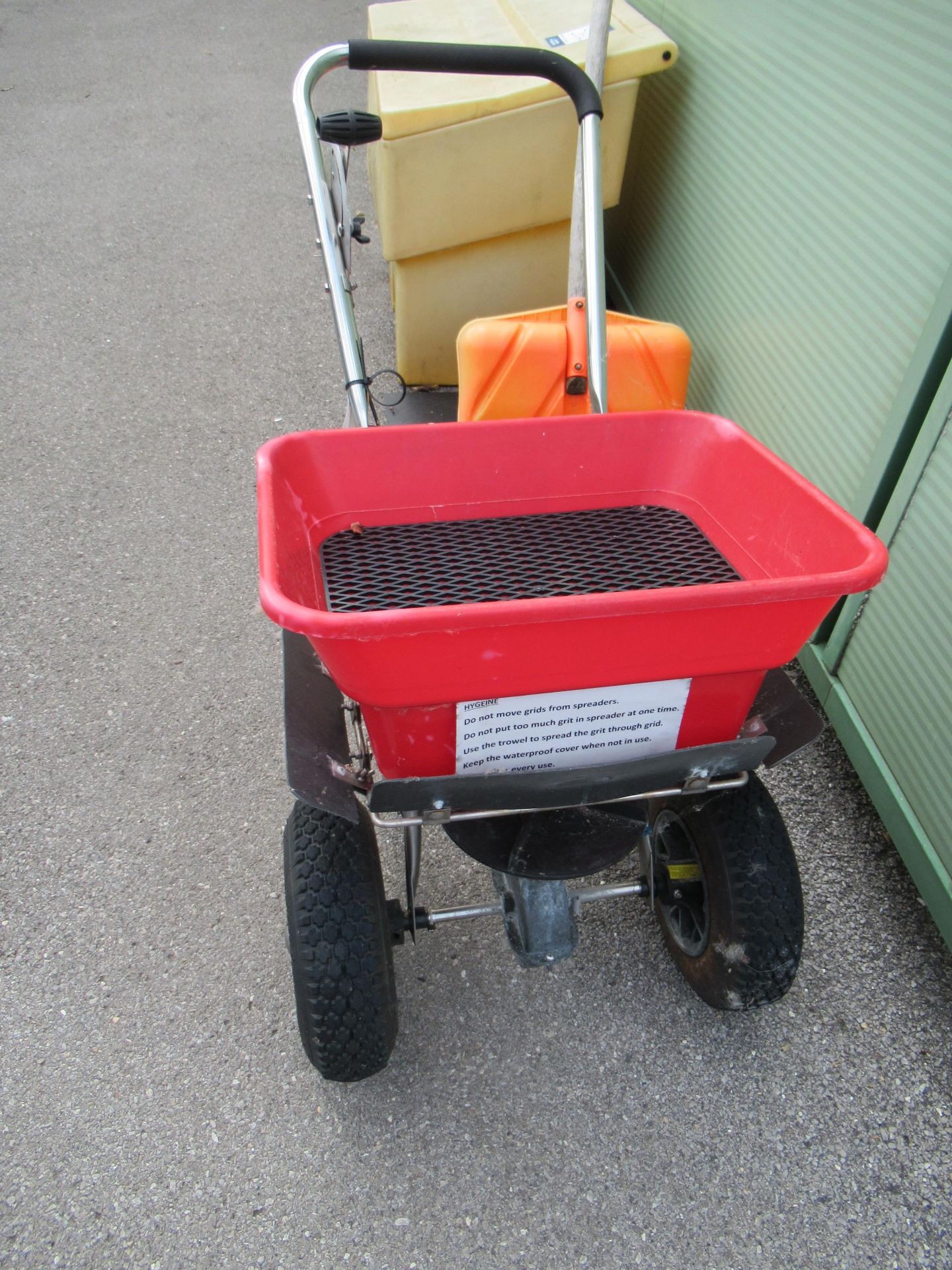 Pedestrian salt spreader with rock salt bin and shovel - Image 2 of 4