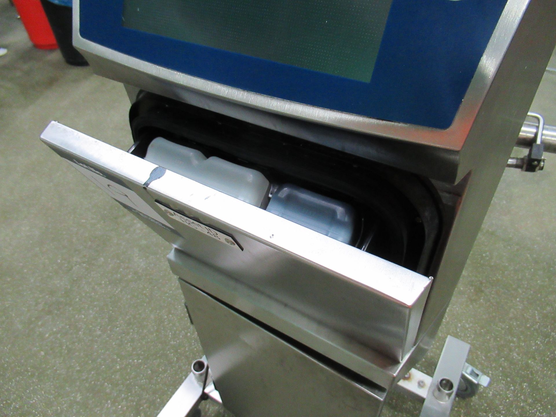 Linx 8900 IP55 inkjet coder Serial no: AX178 (2018) mounted on mobile base (Part of All Inclusive - Image 6 of 9