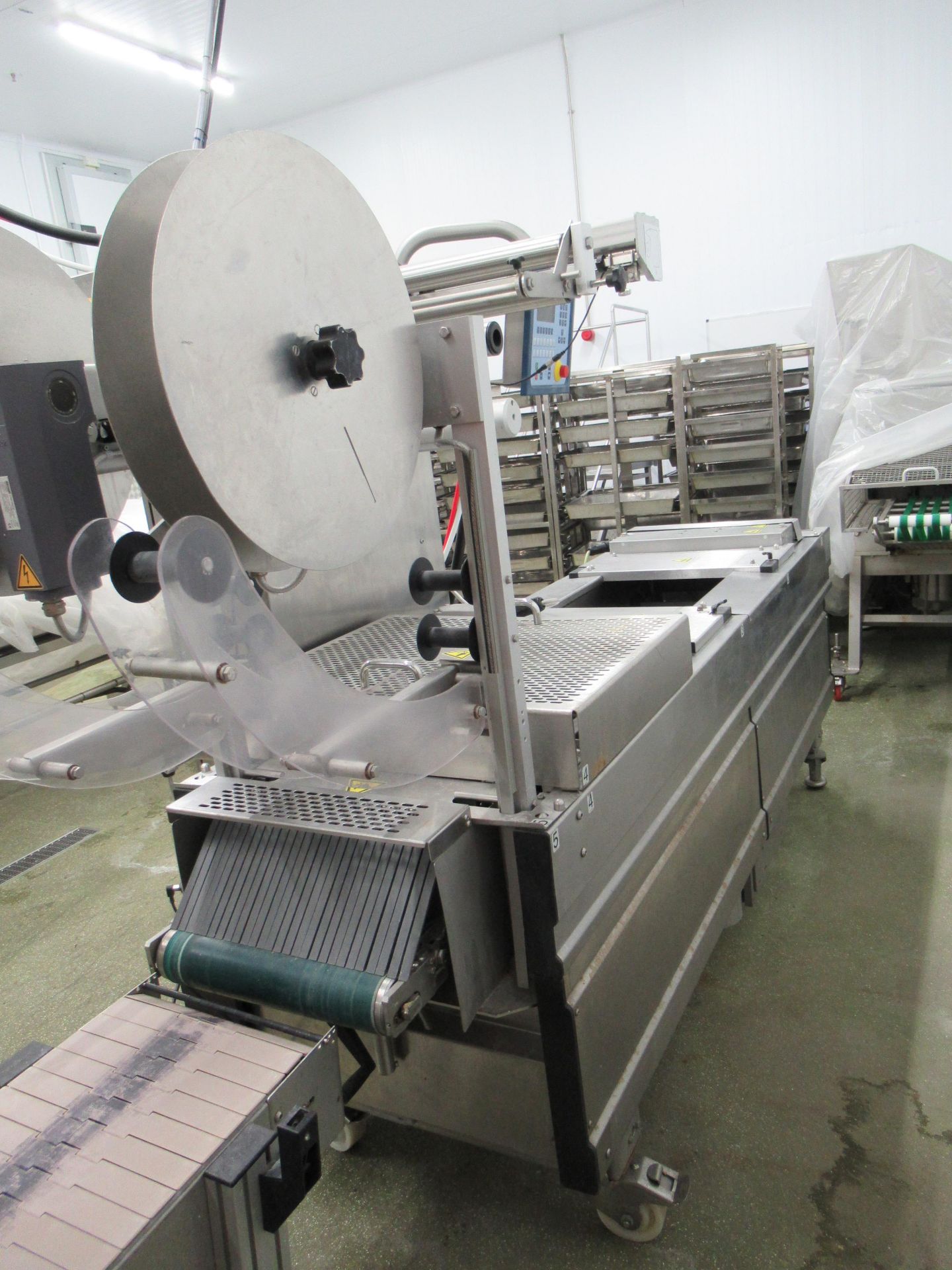 Multivac R140 thermoformer. Serial no: 110403 (2006) with outfeed conveyor - Image 2 of 14