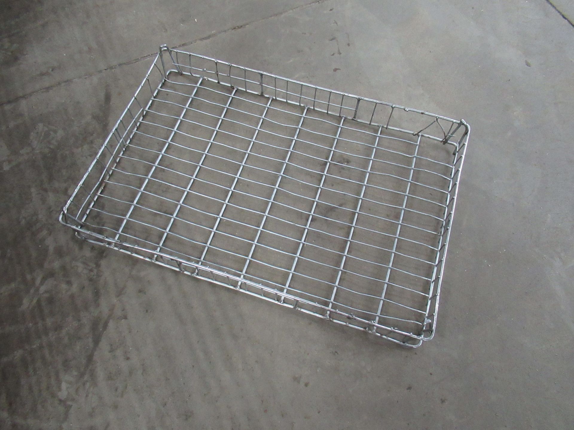 300 Stainless steel wire mesh stacking baskets, 800 x 520 x 75mm high, with 20 dollies - Image 3 of 4