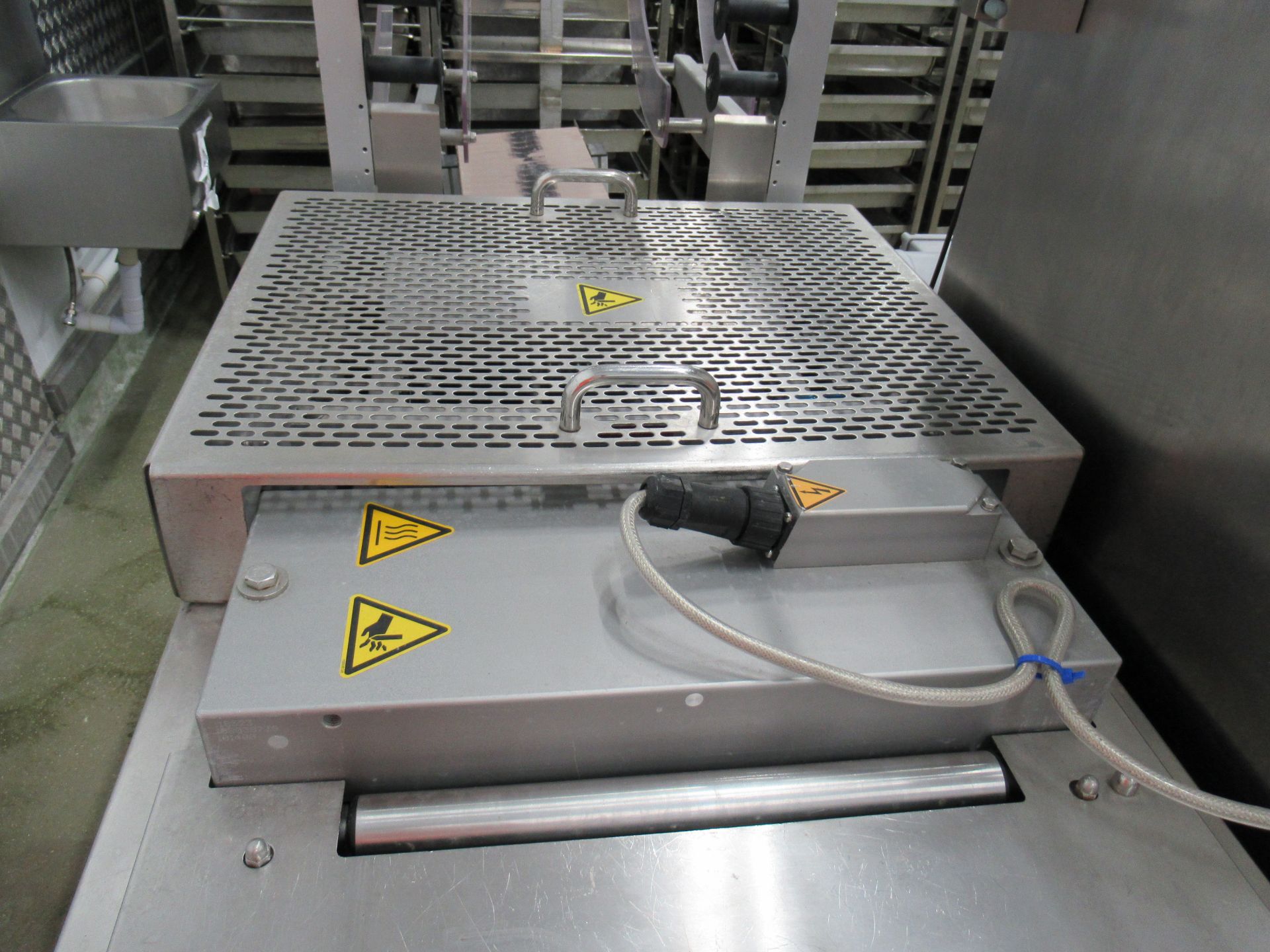 Multivac R140 thermoformer. Serial no: 110403 (2006) with outfeed conveyor - Image 6 of 14