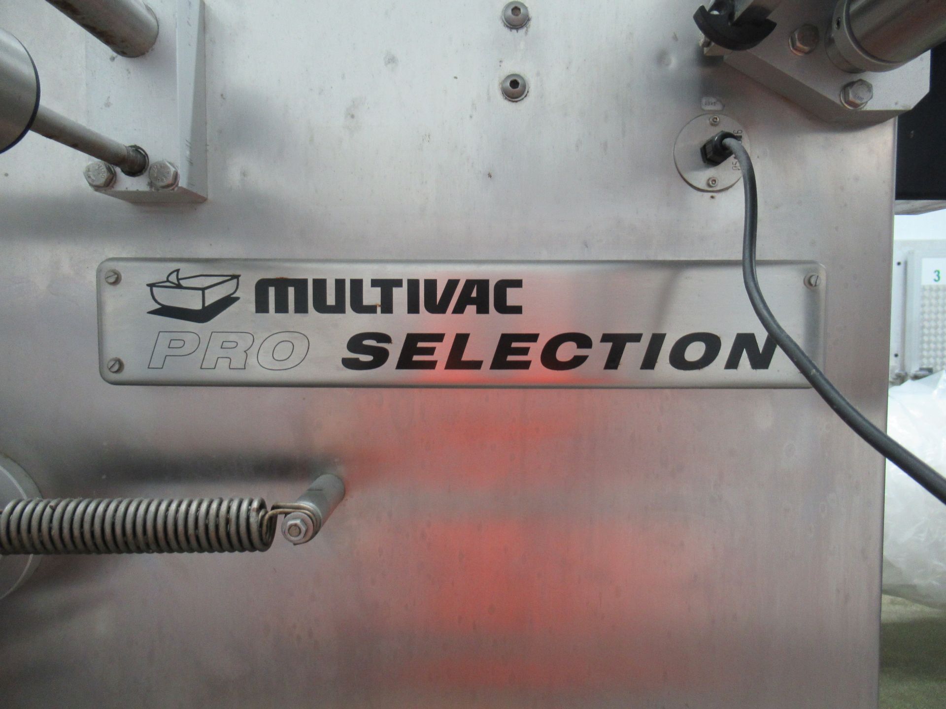 Multivac R140 thermoformer. Serial no: 110403 (2006) with outfeed conveyor - Image 11 of 14