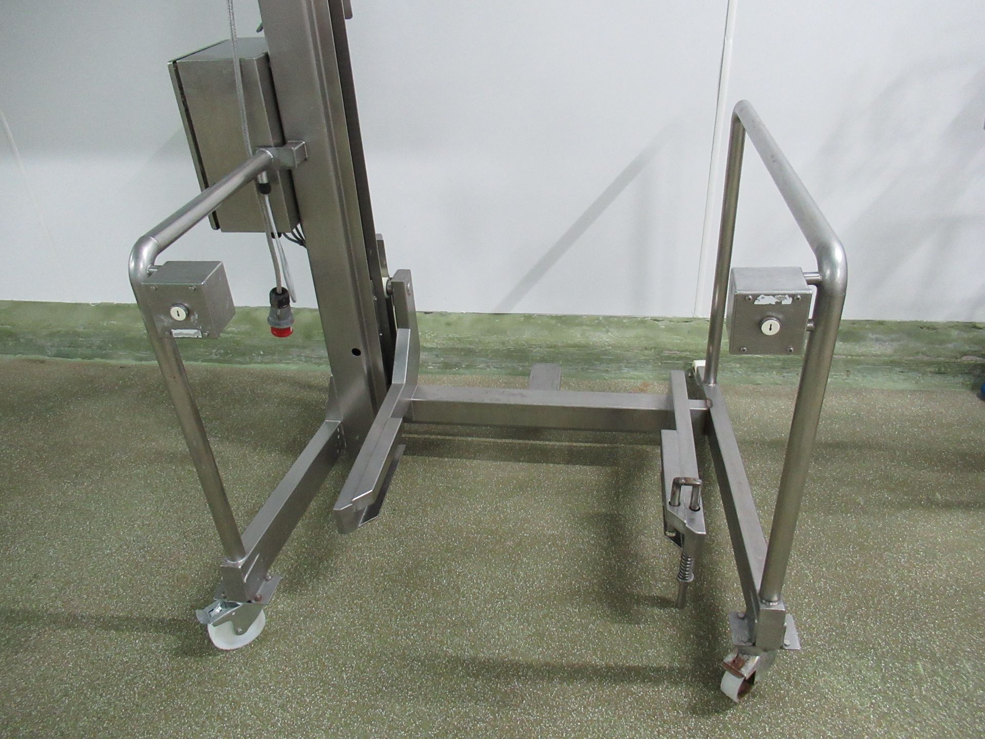 Base 250kg stainless steel mobile tote bin lift and tipper, Serial no: 053918 (2005) tip height 1. - Image 3 of 6