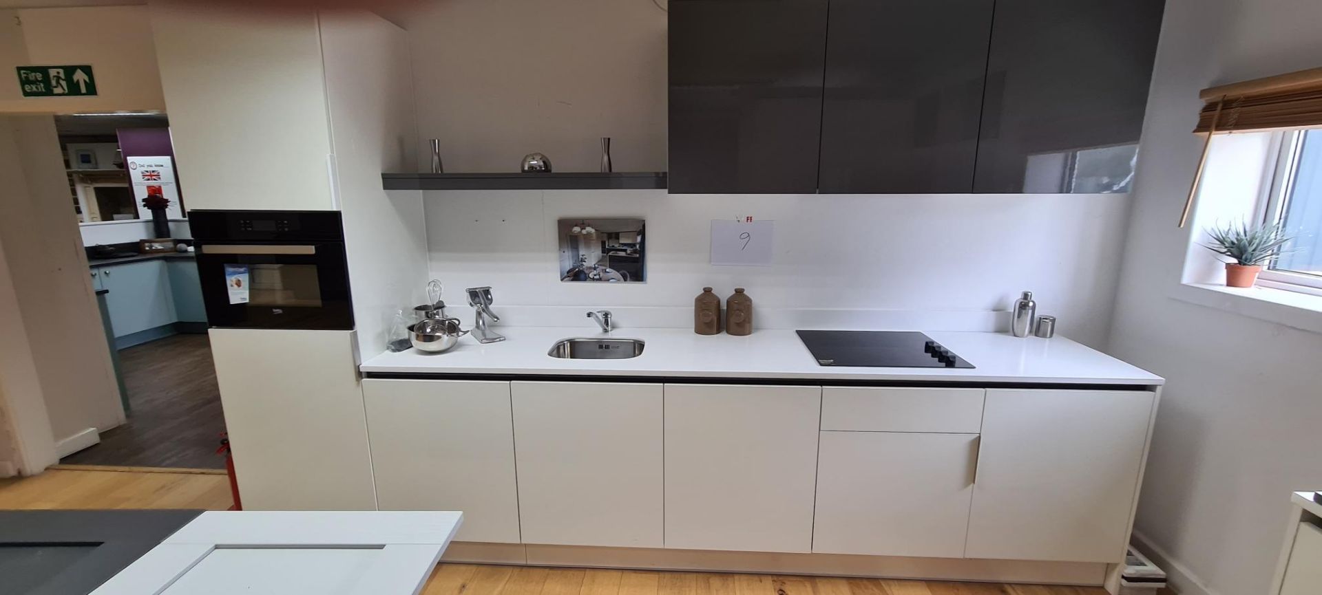 Showroom Hatt kitchen comprising: Door – Base & tall: White Gloss flat panel; Wall: Anthracite Gloss