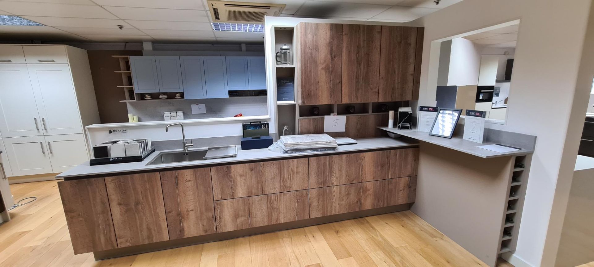 Showroom Hatt kitchen comprising: Door – Pewter Halifax Oak flat panel door handleless system,