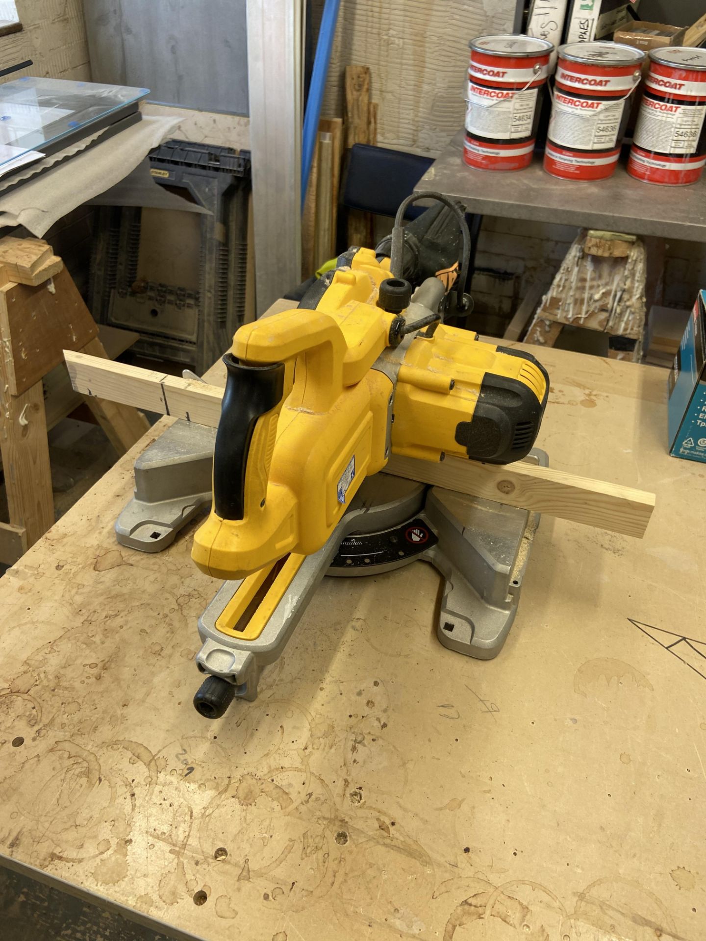 DeWalt DWS773, electric single-bevel sliding compound mitre saw