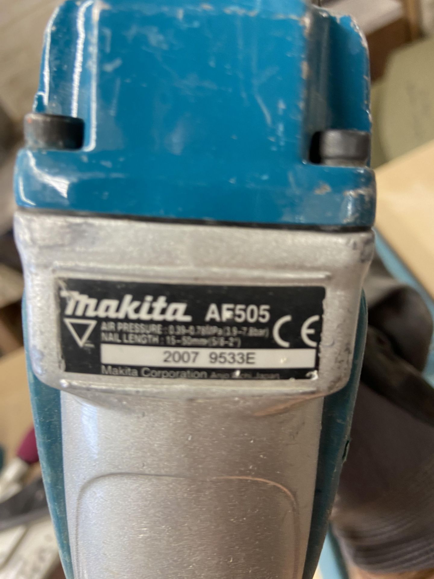 Quantity of Makita tools including, Laminate trimmer, 9404 belt sander & AF506 50mm first fix air - Image 6 of 6