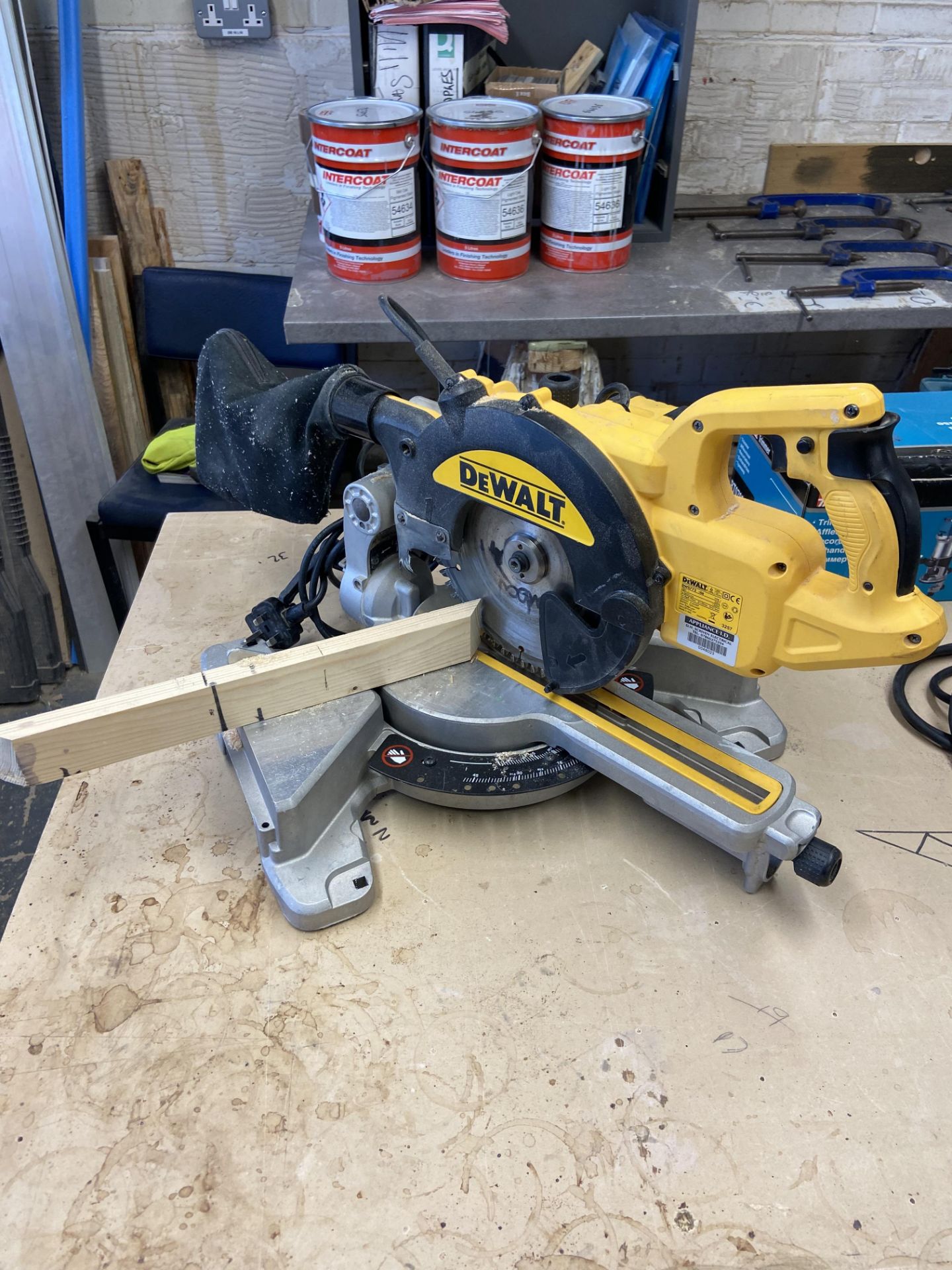 DeWalt DWS773, electric single-bevel sliding compound mitre saw - Image 2 of 3